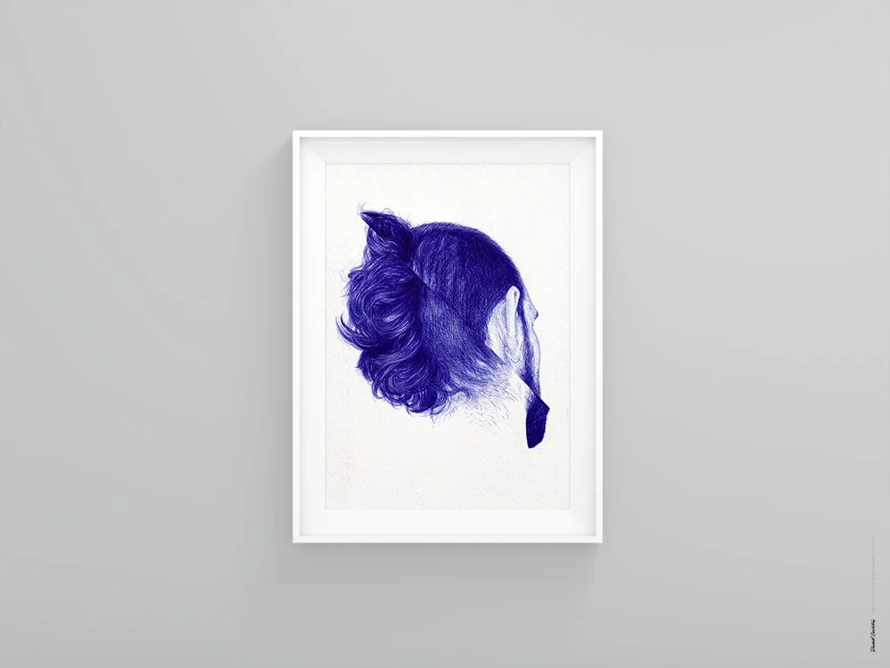 Dessin au stylo bille bleu d’un homme vu de dos, les côtés du crâne rasés et une crête sur la tête