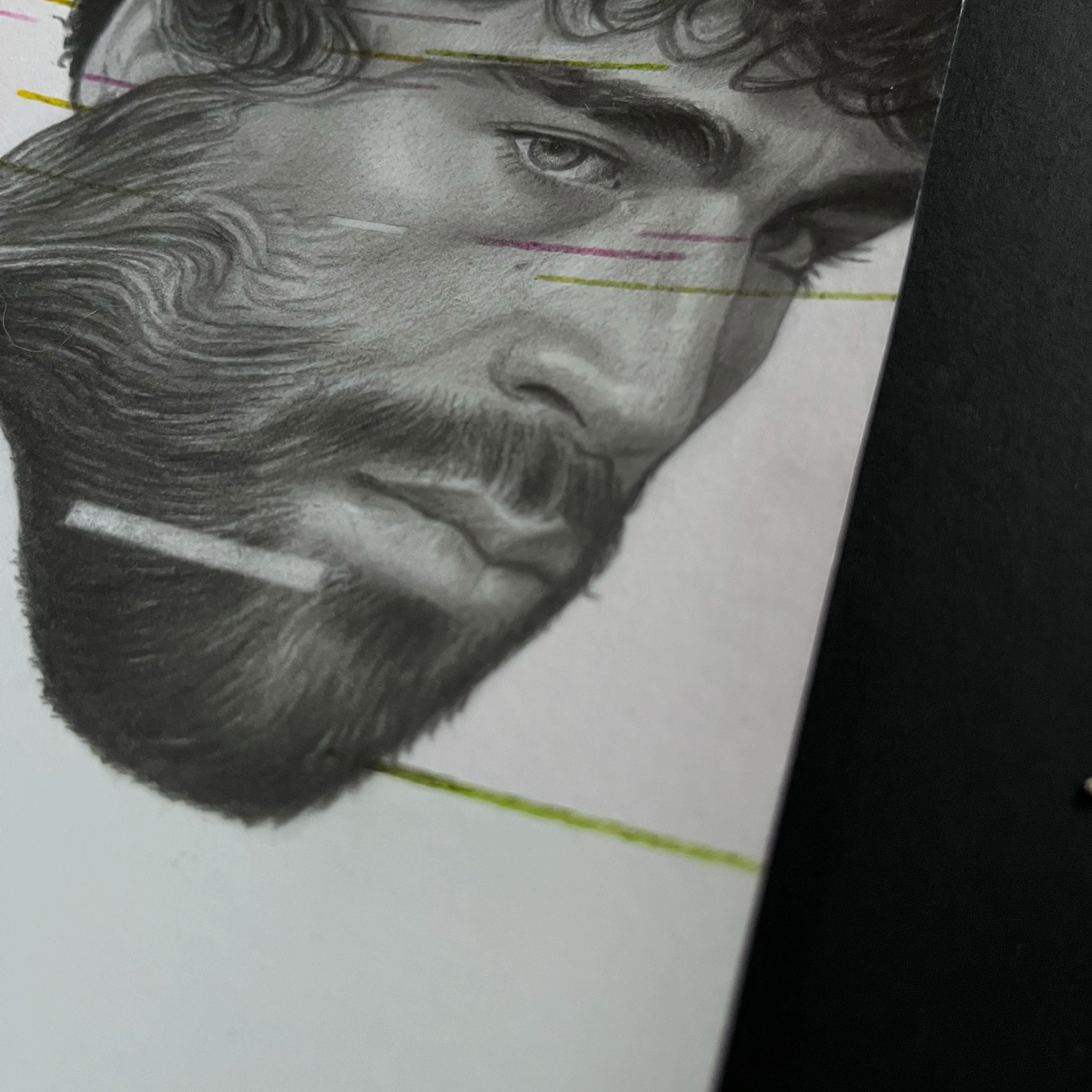 Une œuvre d'art numérique représentant un visage masculin en mélangeant un portrait réaliste avec des éléments abstraits et glitchs numériques, encadrée sur un mur gris.