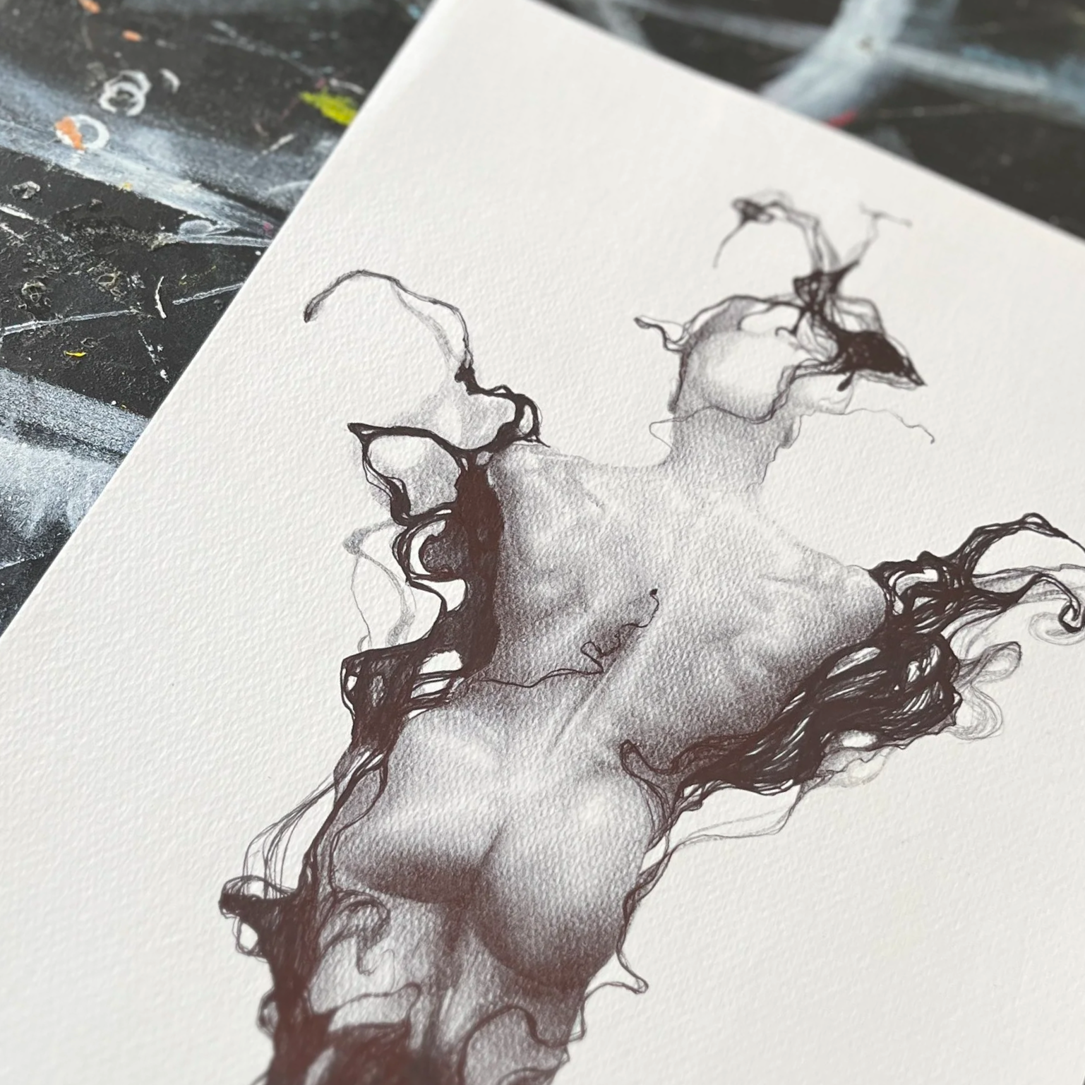 Une œuvre d'art abstraite en noir et blanc représentant des formes fluides et tourbillonnantes sur une toile blanche.