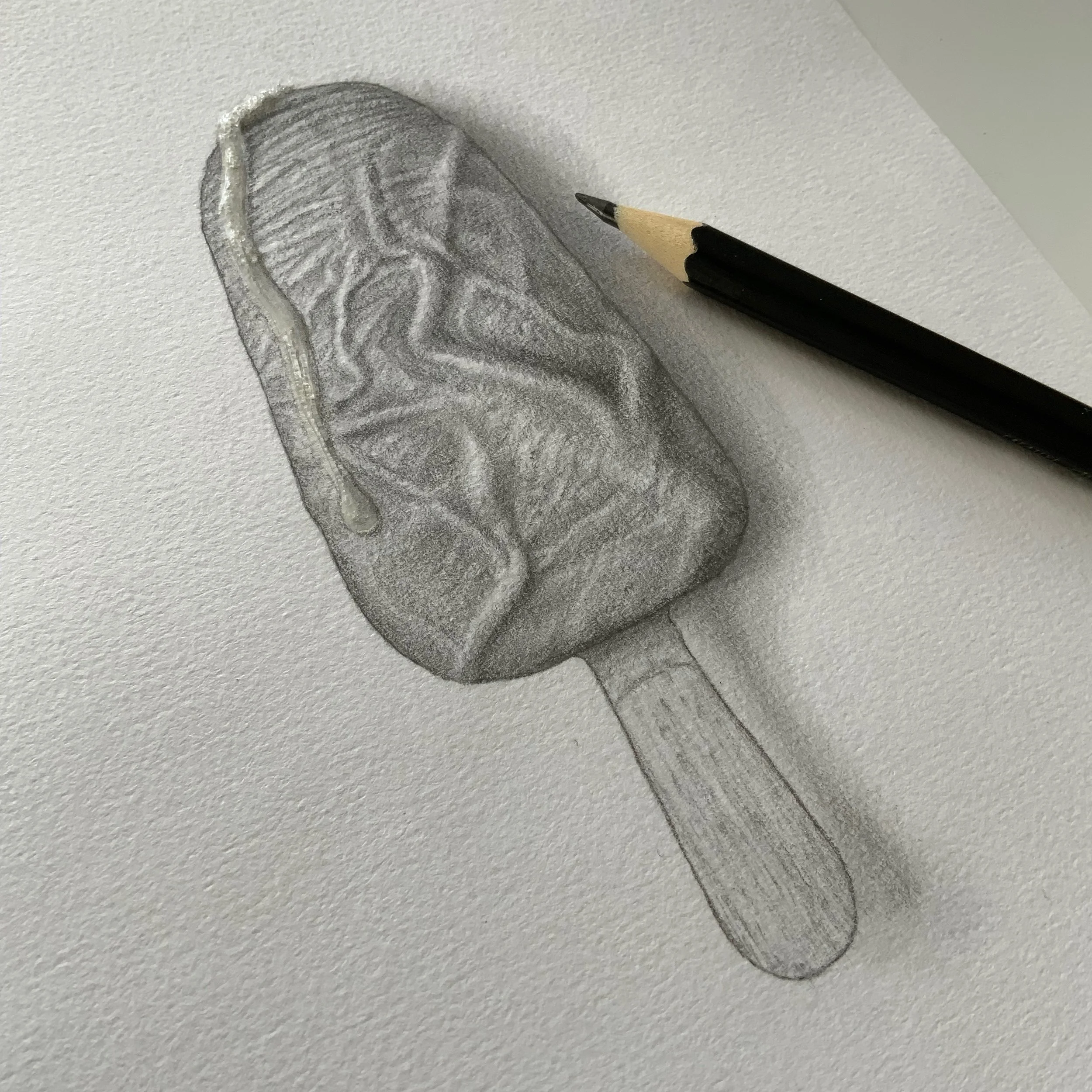Dessin original d'une glace dont la texture rappelle celui d'un sexe masculin, avec un crayon noir posé à côté, sur une feuille blanche.