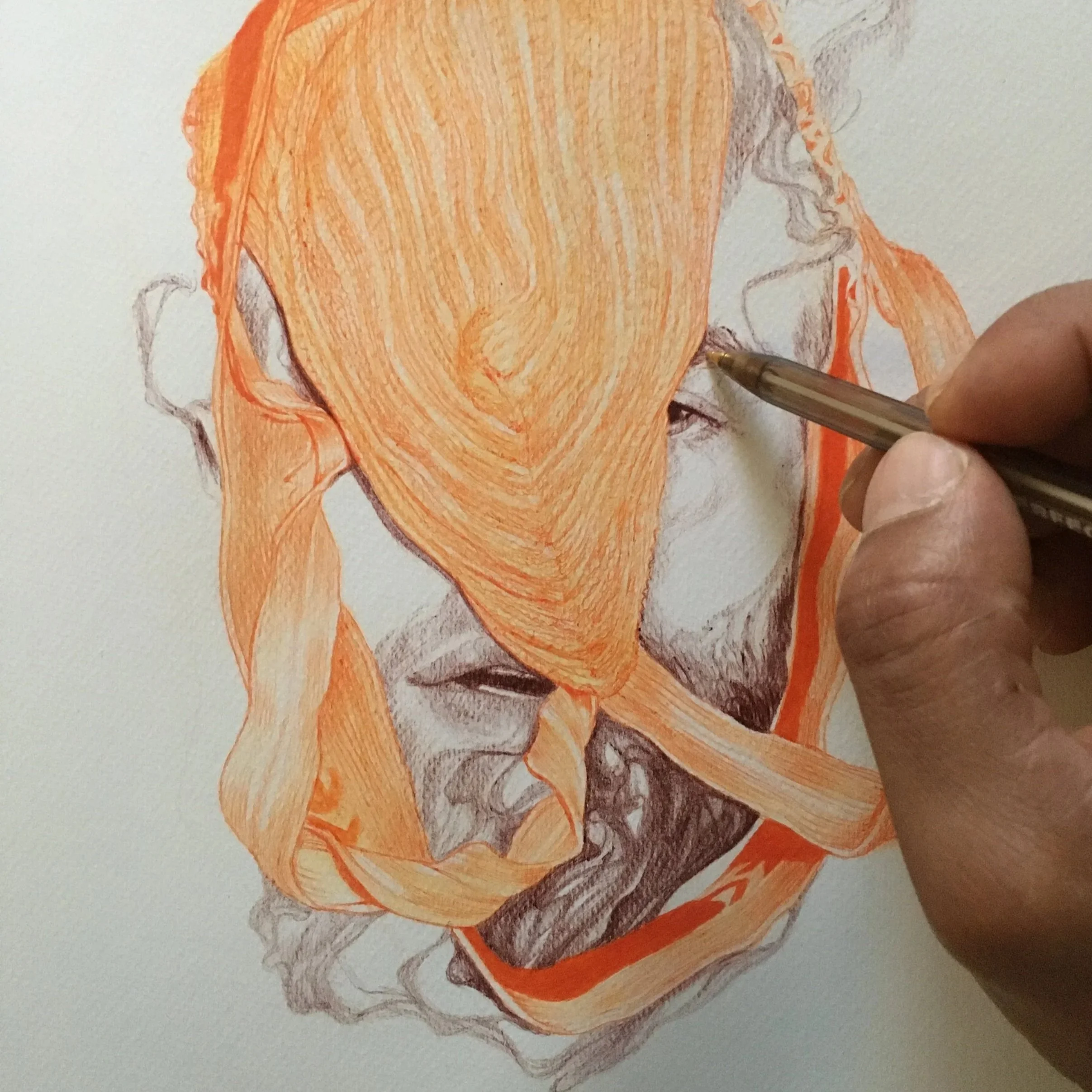 Dessin d'une main tenant un stylo, représentant un portrait couleur orangée d'unhomme au visage expressif qui se fond dans un jockstrap.