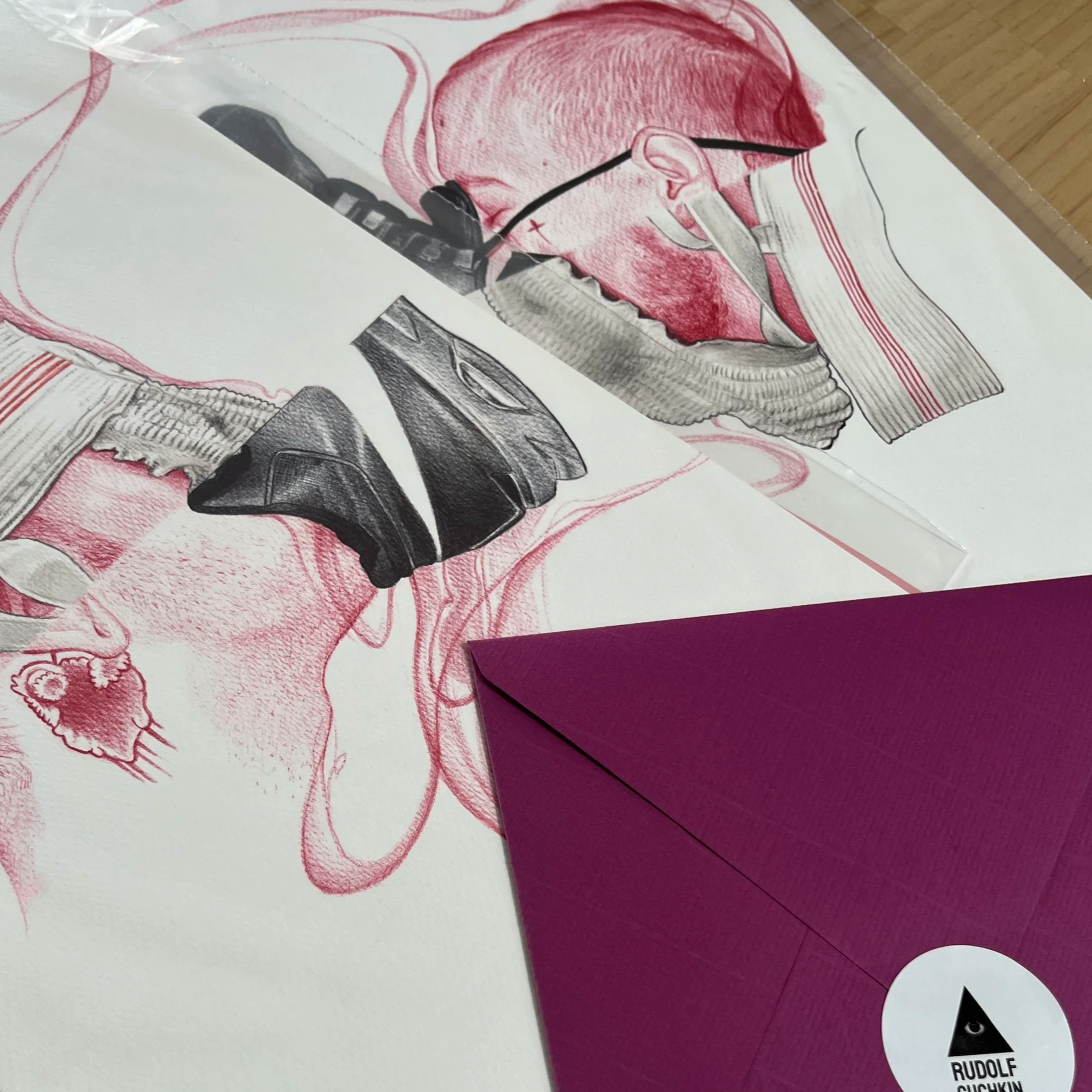 Une illustration d'une tête humaine en profil, posée sur une surface en bois, avec des dessins techniques en rouge. dessin original au stylo