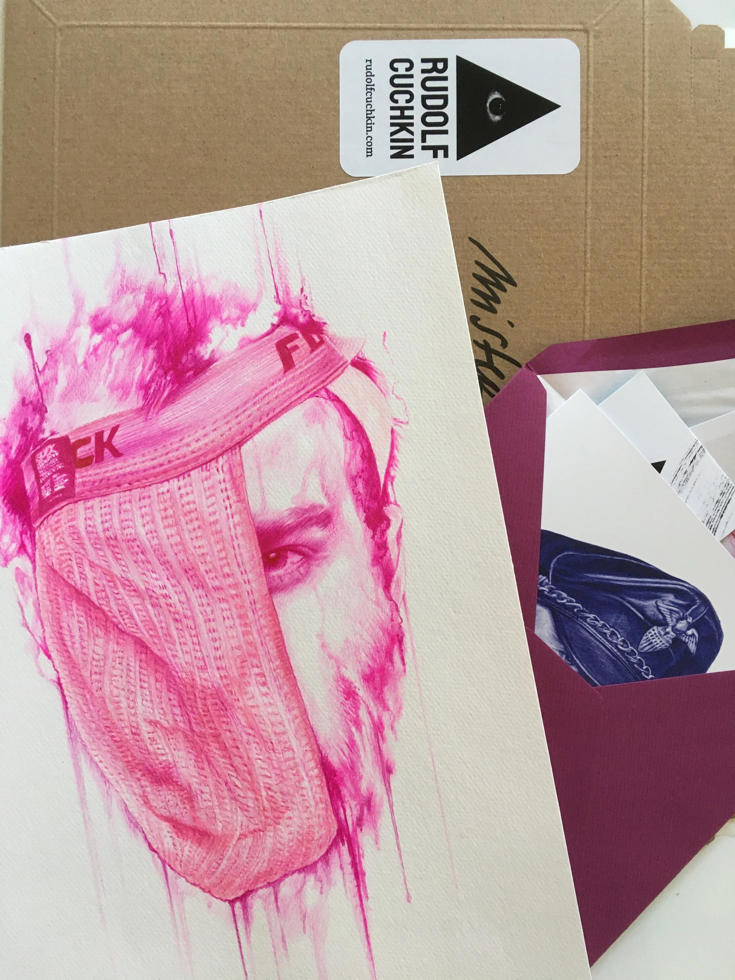 Un dessin en rose représentant un visage humain. Dessin original au stylo.