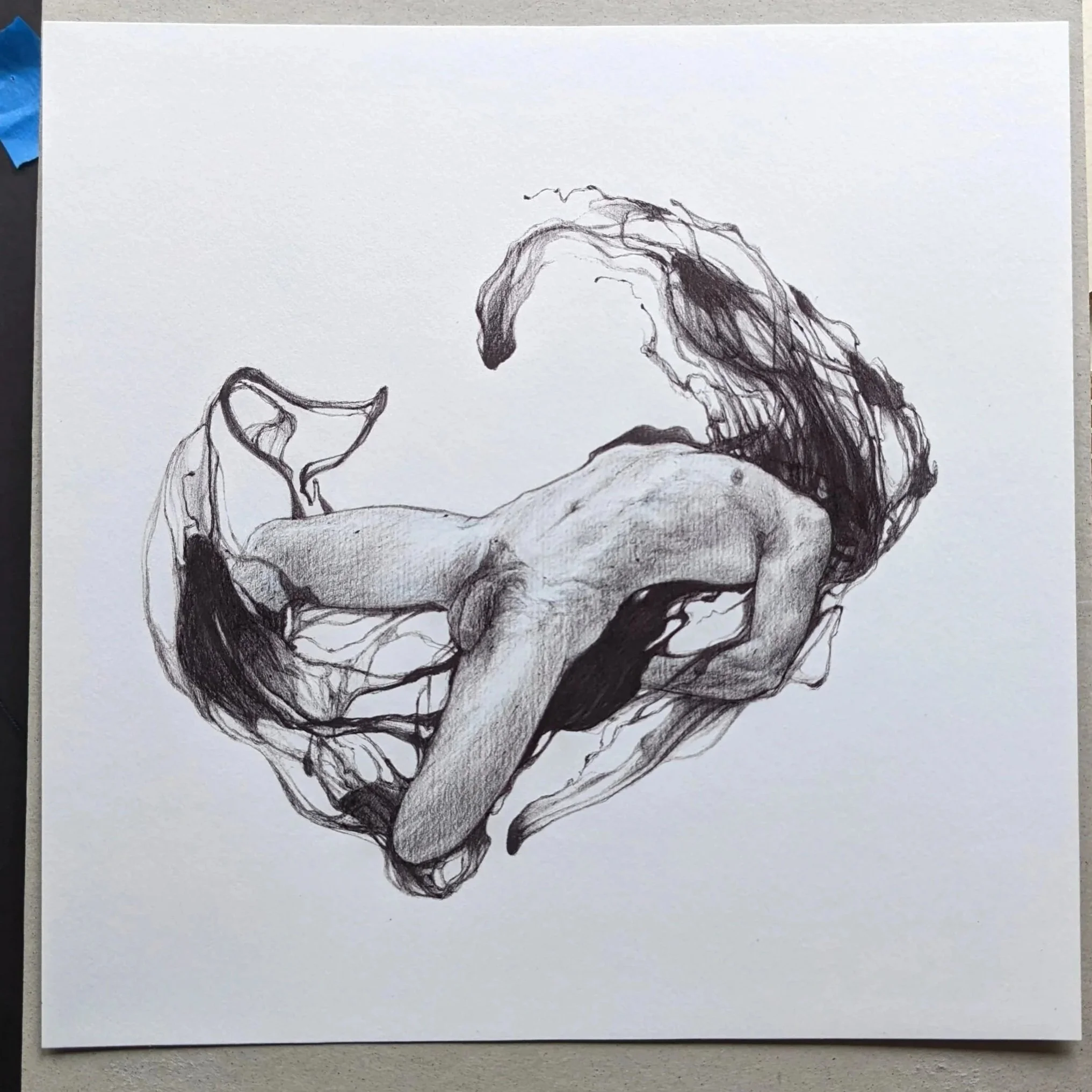 Dessin au stylo representant un homme en lévitation, entouré d'une matiére organique noire rappelant de l'encre noire. Dessin sur une feuille blanche