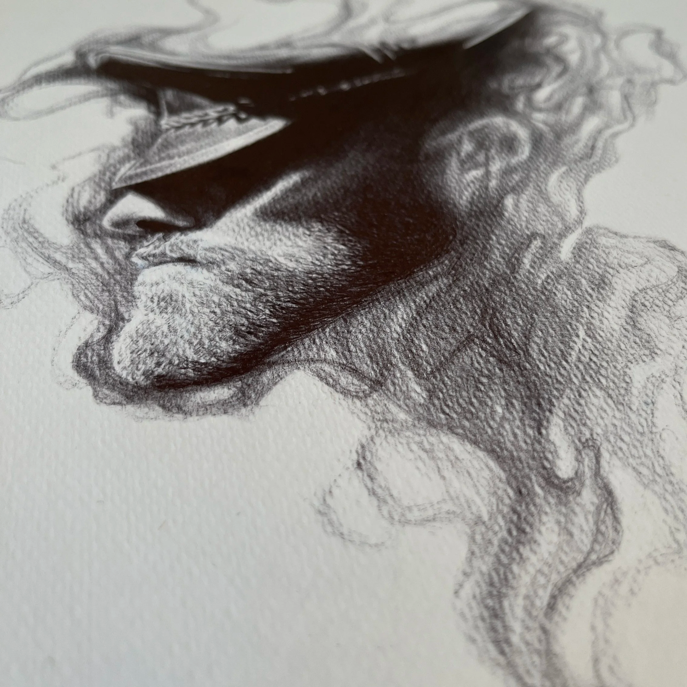Un dessin en noir et blanc d'une personne avec des détails fins, mettant en valeur le visage et la texture de la peau.