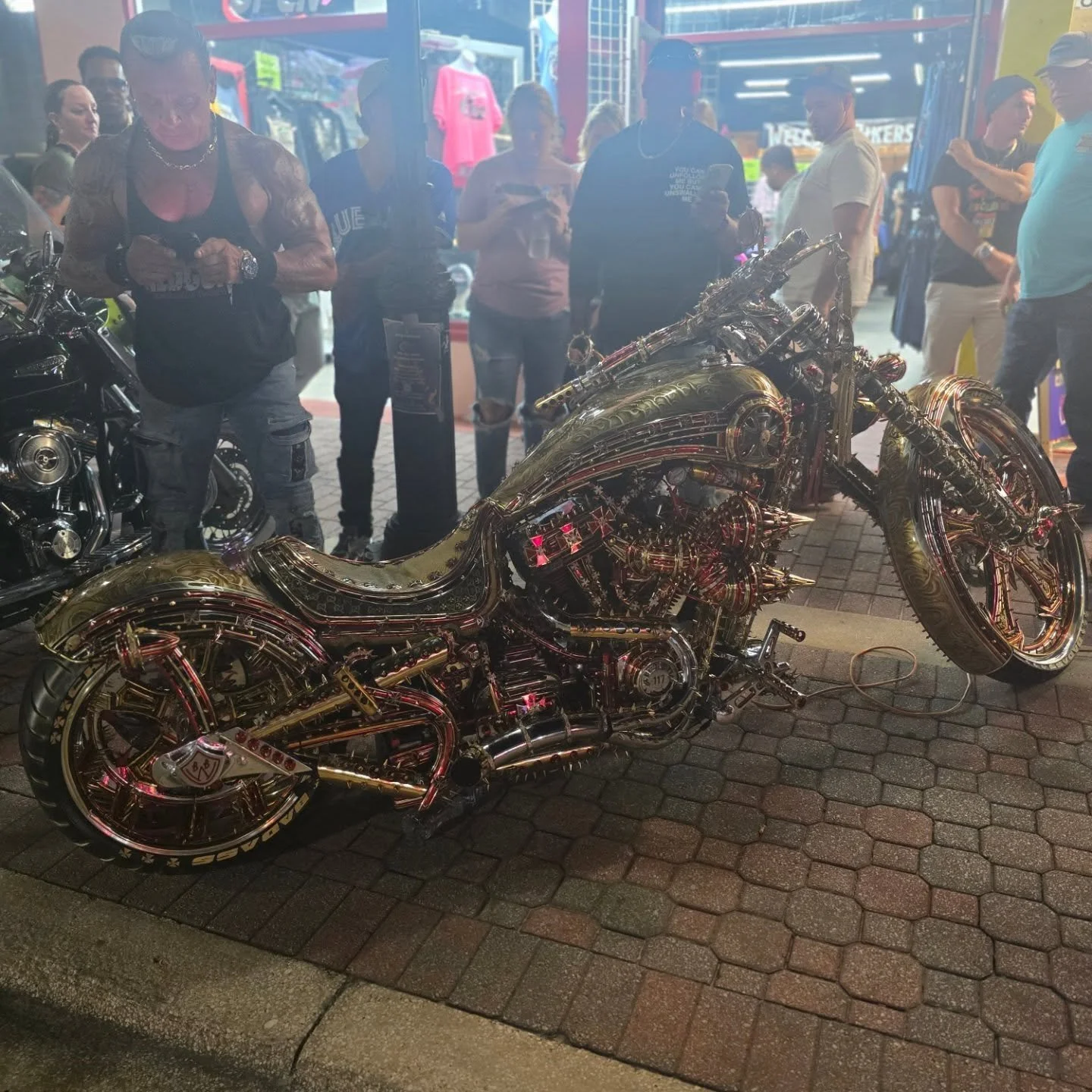 Y&rsquo;all have probably already seen the &ldquo;Gucci&rdquo; bike by now 👀💎
Love it or hate it&hellip; it definitely turned heads in Daytona 🔥

#GucciBike #DaytonaBikeLife #Biketoberfest #CustomBaggers #BaggerNation #HarleyLife #AudioBagger #Lou