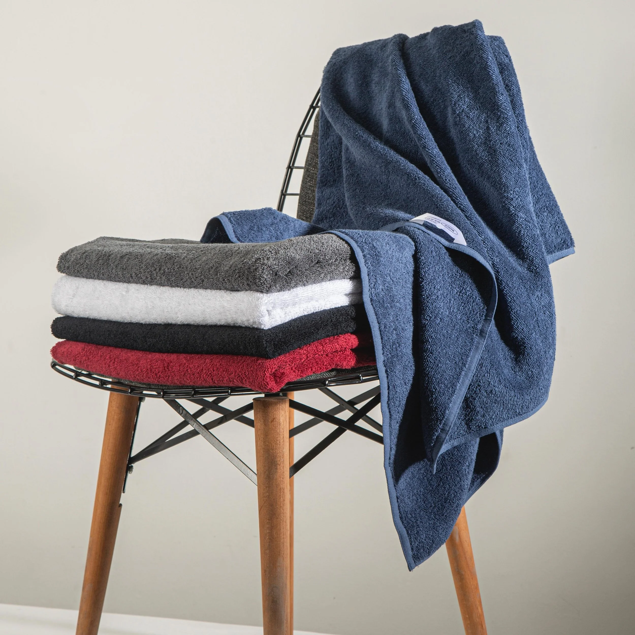 🛁 

Bath towels with colour options: 
⚫️ Black
⚪️ White
🔴 Bordeaux
🩶 Grey
🔵 Navy

70x140 cm 
400 gr/m2

👨&zwj;💻: www.kimpex.ch

#bathtowel #towel #textiles