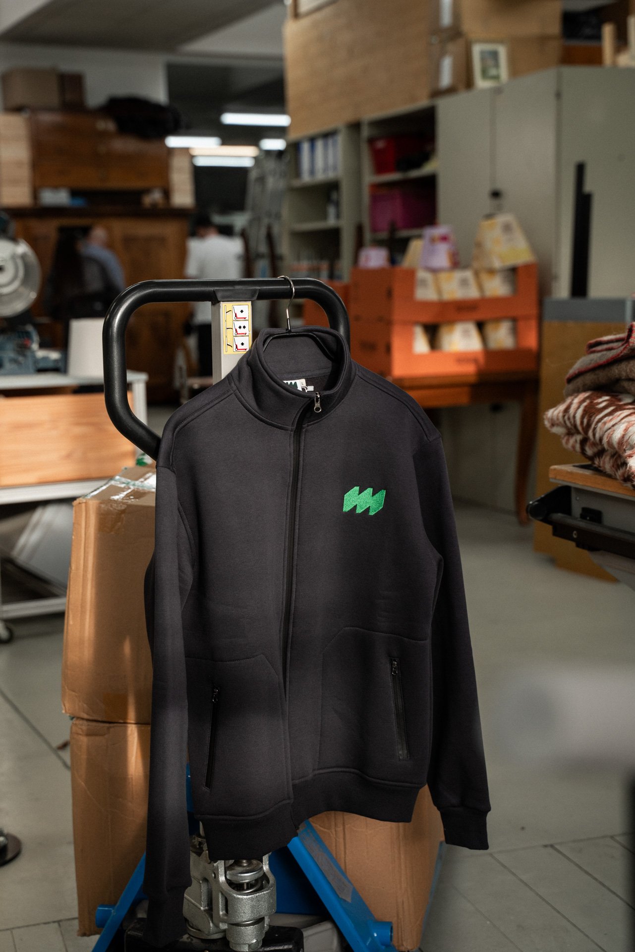 Softshelljacke hängt an einem Gabelstapler in einer Werkstatt