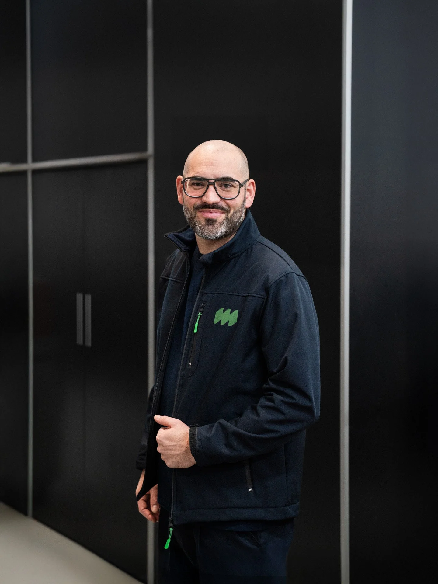 Man trägt eine Softshelljacke mit Kimpex Logo