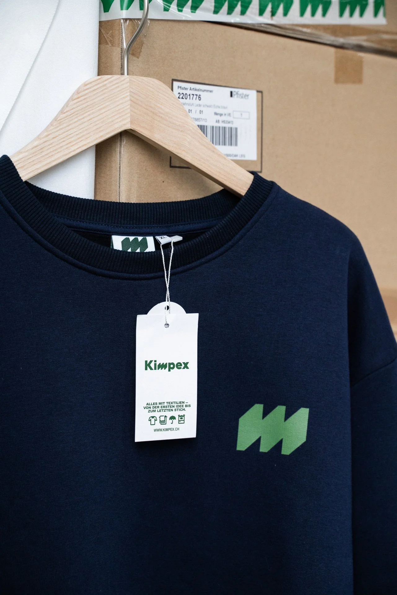 Pullover hängt an einem Bügel in einem Lager