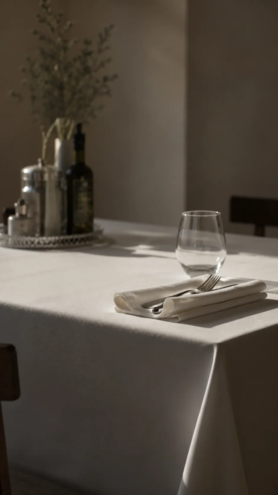 Weisse Tischdecke mit gefalteter Stoffserviette und Besteck auf gedecktem Restauranttisch – hochwertige Tischwäsche für Gastronomie und Hotellerie von Kimpex
