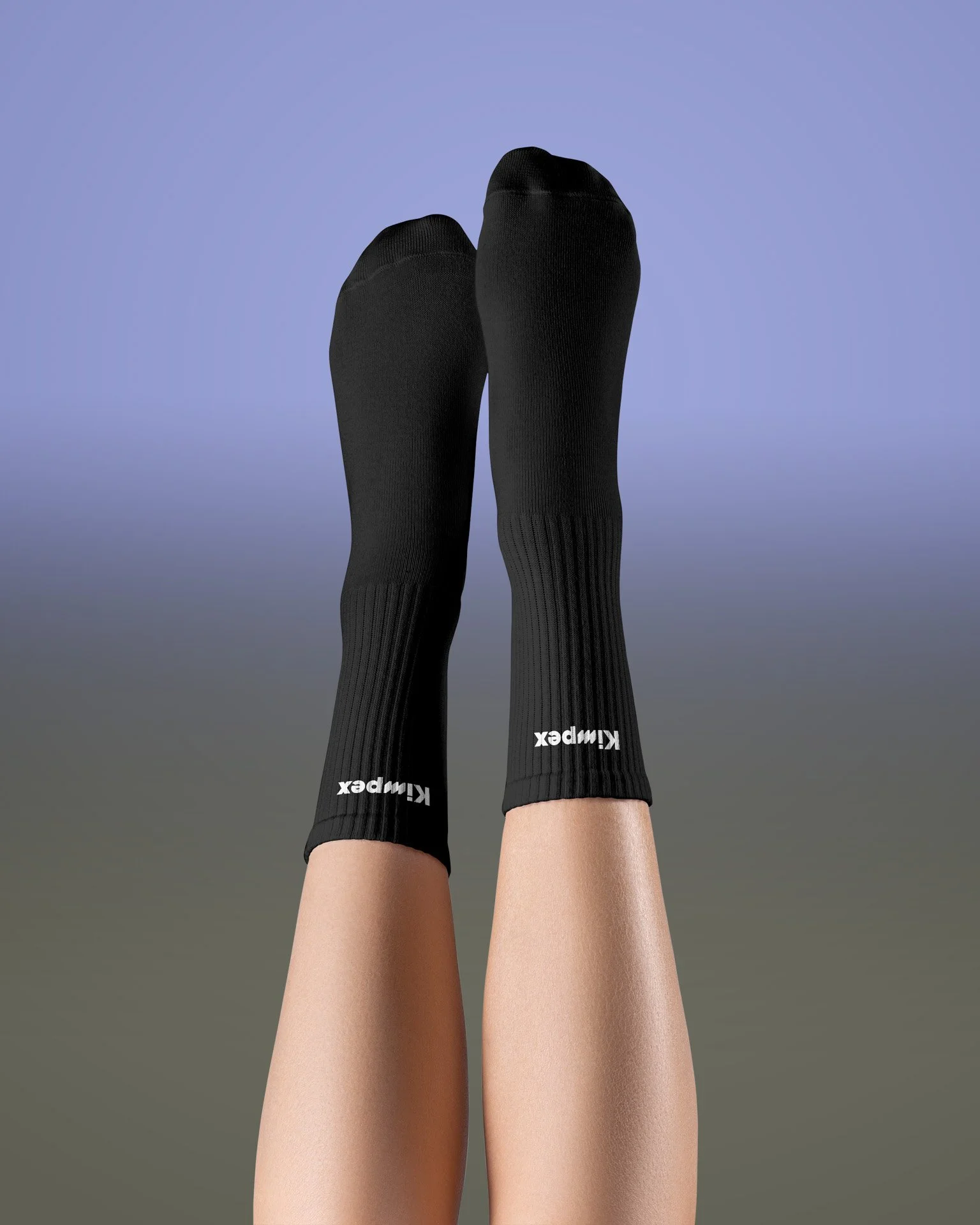 Beine mit schwarzen Fussballsocken mit weissem Markenlogo vor einem zweifarbigen Himmel.