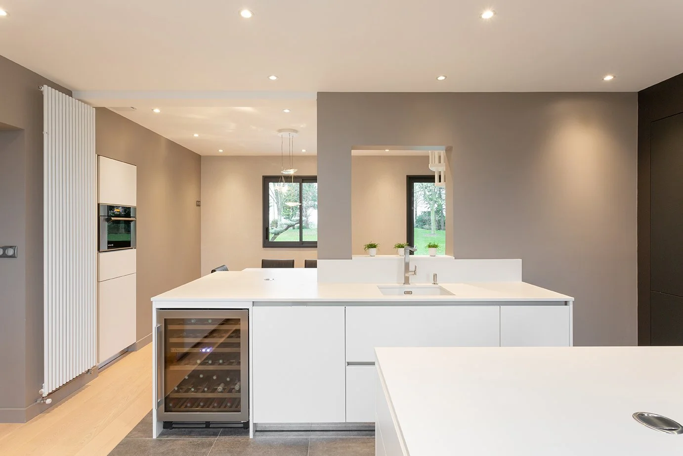 Rénovation pièce de vie - Cuisine SieMatic en Ille et Vilaine (35). Ilot et armoires intégrées, une circulation repensée.