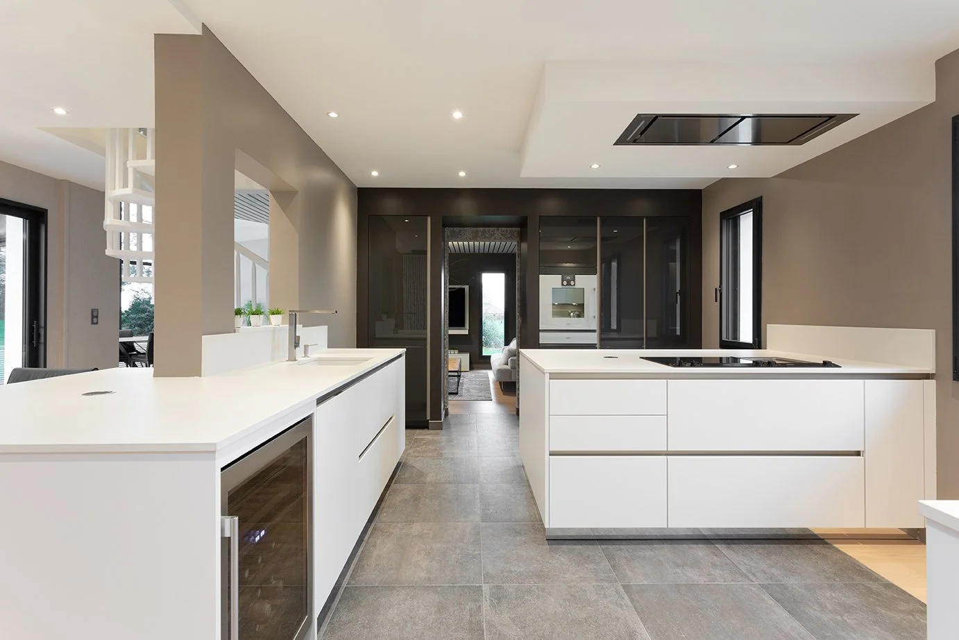 Rénovation pièce de vie - Cuisine SieMatic en Ille et Vilaine (35). Ilot et armoires intégrées, une circulation repensée.