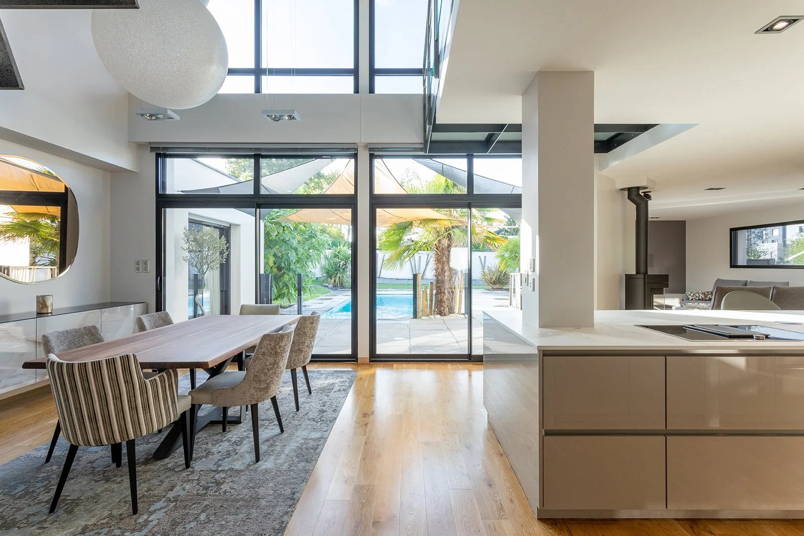 Rénovation pièce de vie - cuisine & salle à manger à Bruz (35).
La cuisine SieMatic entièrement repensée, et salle à manger modernisée.