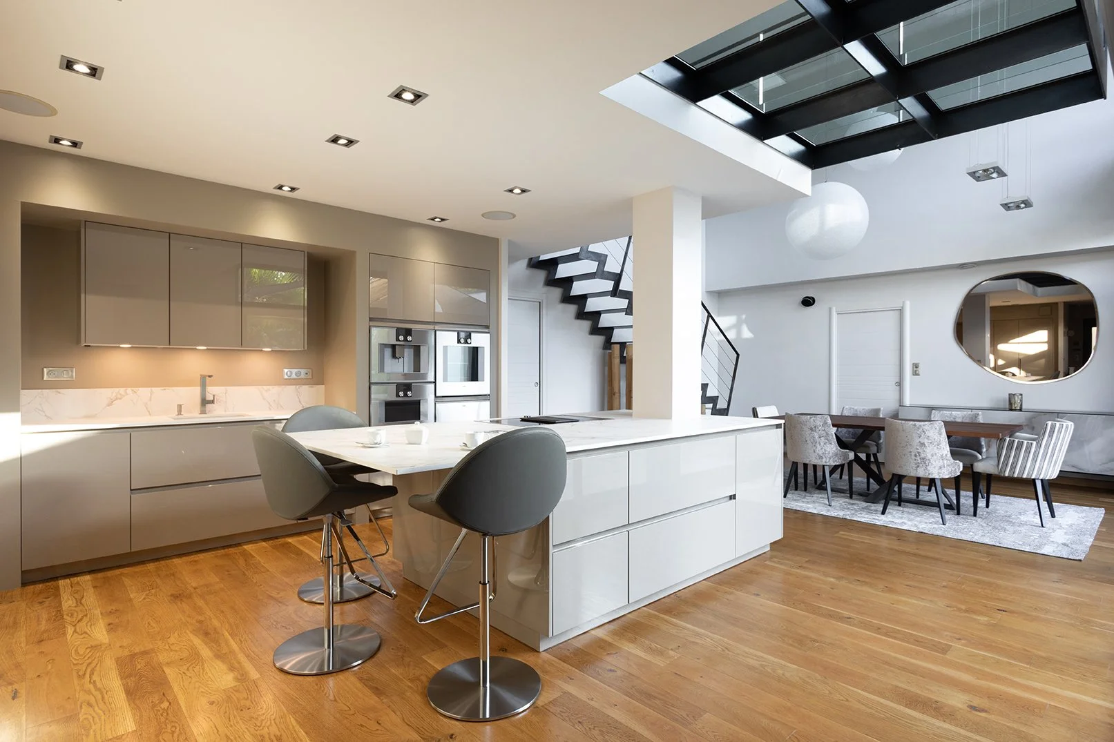 Rénovation pièce de vie - cuisine & salle à manger à Bruz (35).
La cuisine SieMatic entièrement repensée, et salle à manger modernisée.