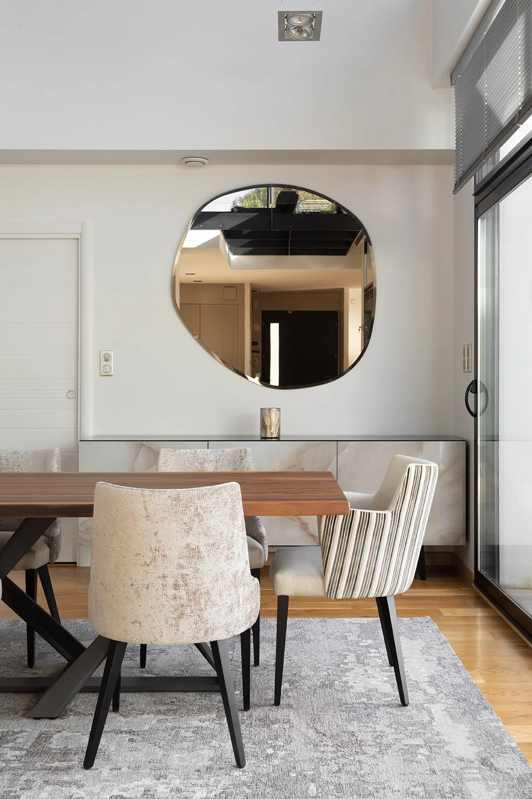 Rénovation pièce de vie - cuisine & salle à manger à Bruz (35). Coin séjour chaud, chaleureux et haut de gamme