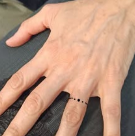 Anello tatuaggio fedina dito