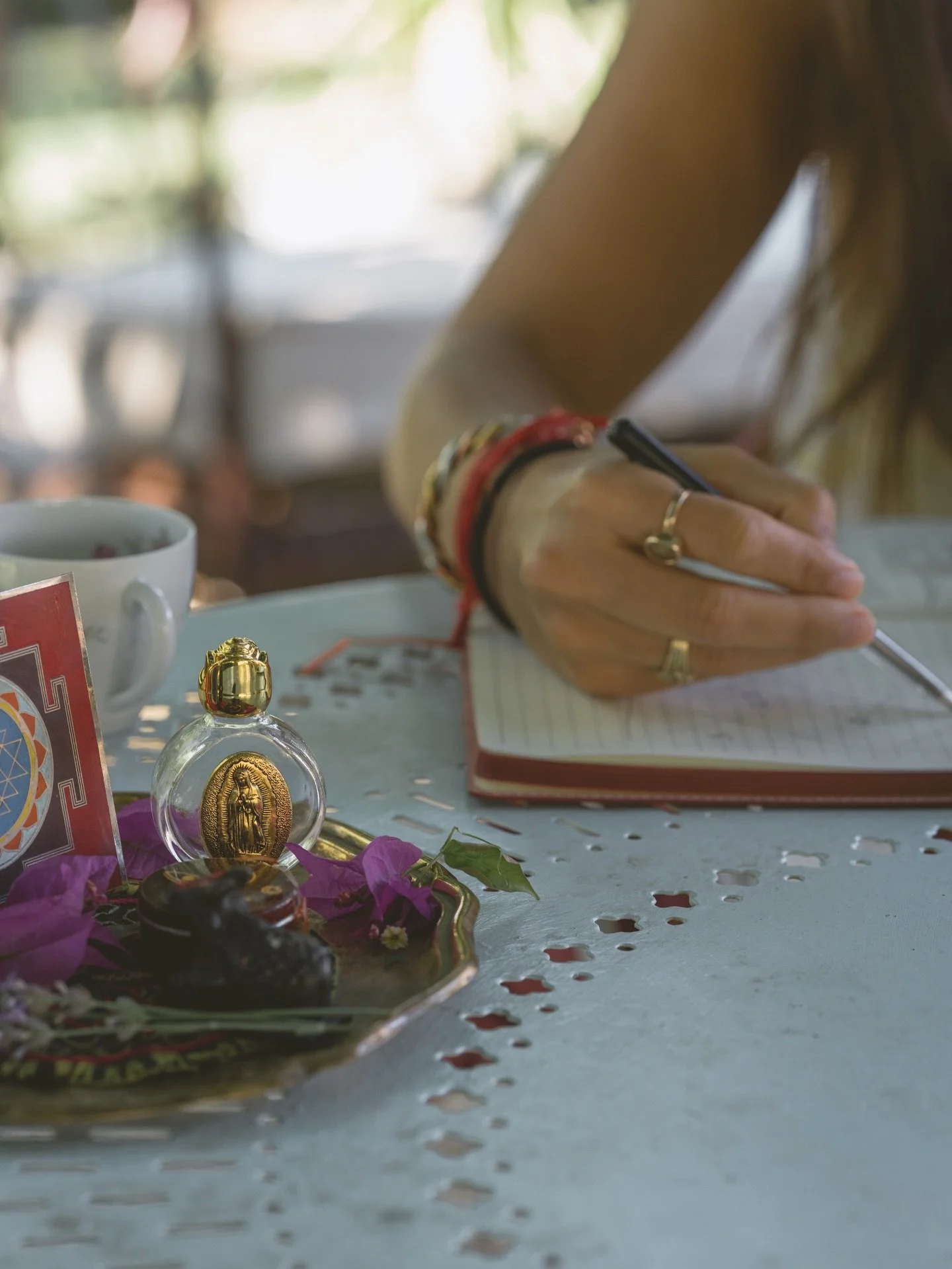astrology in the garden with @allegranember 

#photography #women #sainttropez #brandstorytelling #personalbrandphotographer