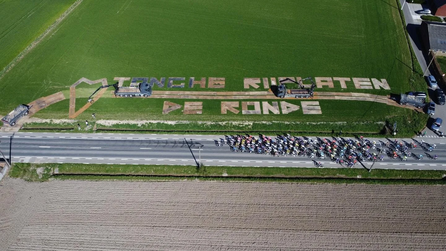 Vlaanderens mooiste 🚴&zwj;♀️🚴😎 

#RVV #deronde #rondevanvlaanderen #rijplaten #event #verhuur #rijplatenverhuur #staal #kunststof #verharding #werf #werfweg #evenement #tuinaanleg #landbouw #grondwerk #stalenrijplaten #kunststofrijplaten #dragline