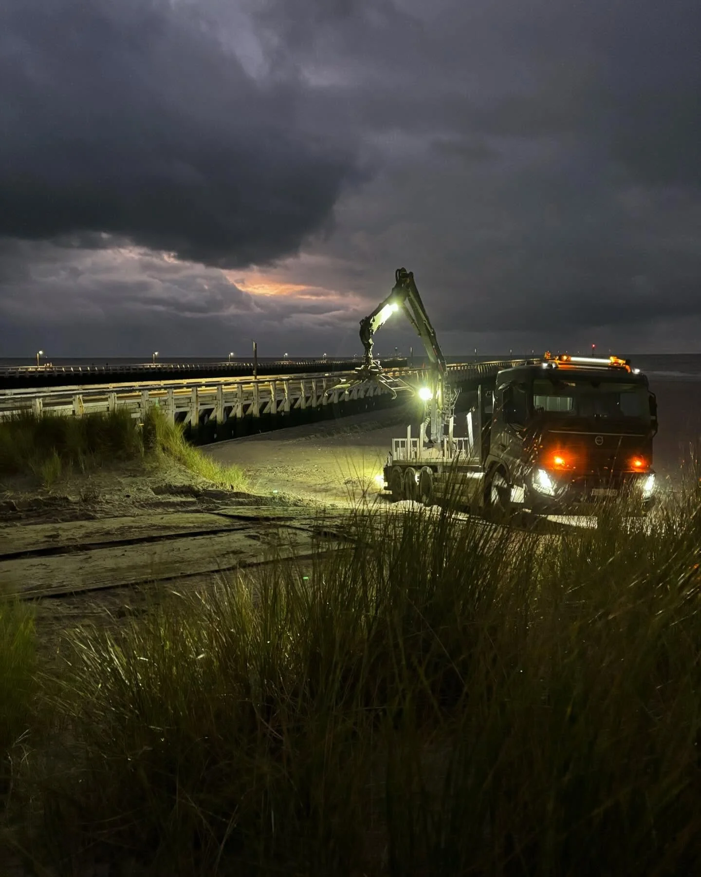 Uitwaaien in Nieuwpoort 🌊🍂💨

#rijplaten #event #verhuur #rijplatenverhuur #staal #kunststof #verharding #werf #evenement #tuinaanleg #landbouw #grondwerk #stalenrijplaten #kunststofrijplaten #draglineschotten #plaquesderoulage #roadplates #rijplat