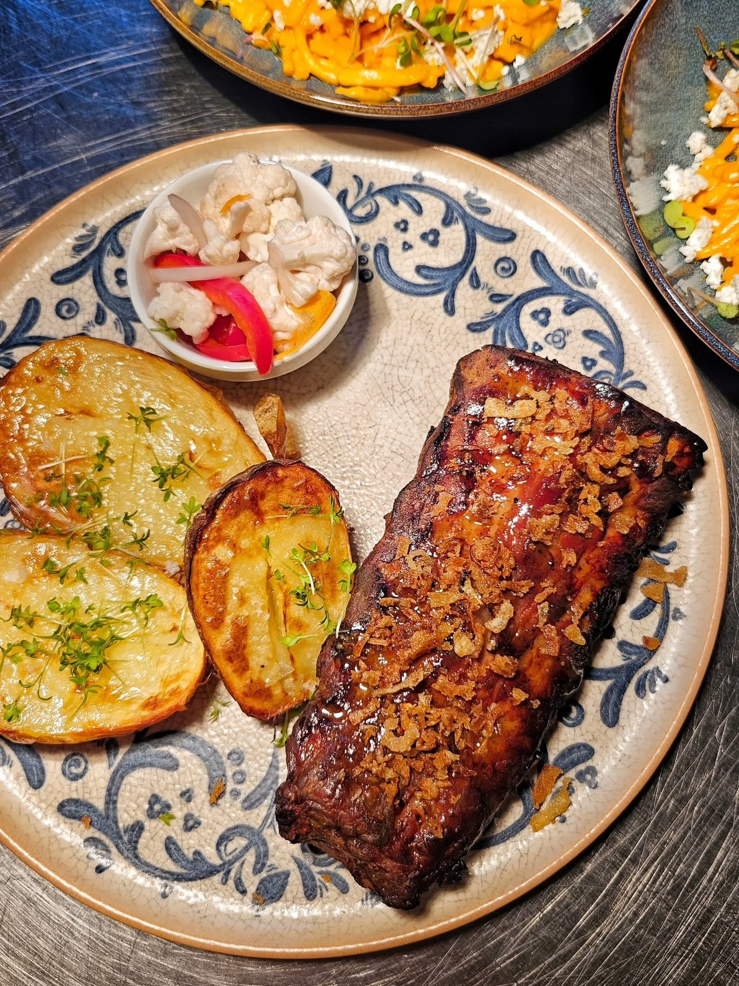 🍖 #foodporn ten pocit nevieme inak op&iacute;sať, treba asi len proste zažiť. Ak m&aacute;te chuť na tak&eacute;to pečen&eacute; rebr&aacute; na jablk&aacute;ch a čiernom pive, radi sa o ten z&aacute;žitok s vami podel&iacute;me 🤤 #vyhna #krasnany

