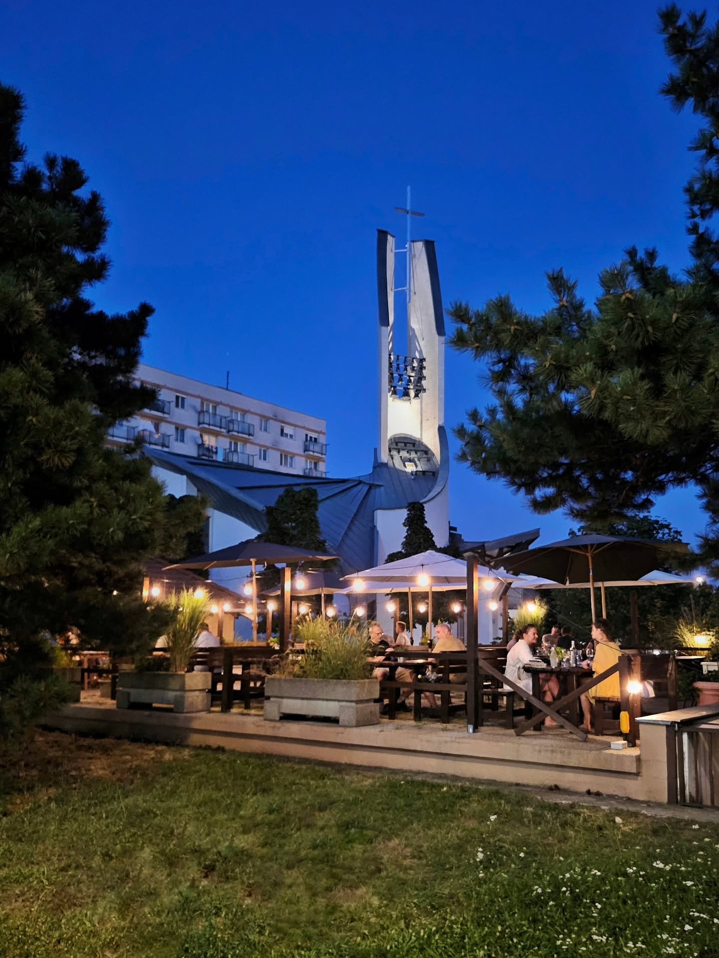 🏖 Teraska vo Vyhni otvoren&aacute; počas cel&eacute;ho leta! Pr&iacute;ďte si posedieť v pr&iacute;jemnom prostred&iacute; Peknej cesty priamo pod katedr&aacute;lou sv. &Scaron;ebasti&aacute;na 😊

V ponuke skvel&eacute; dom&aacute;ce limon&aacute;d