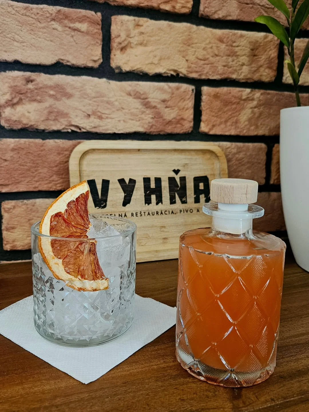 Svieža grepovička zo Studne🍹🧡 &ndash; citrusov&aacute; originalita v elegantnej fľa&scaron;i. Pod&aacute;vame na ľade s pl&aacute;tkom su&scaron;en&eacute;ho grepu, aby vynikla jej prirodzen&aacute; horkast&aacute; iskra a jedinečn&aacute; chuť. 🍊