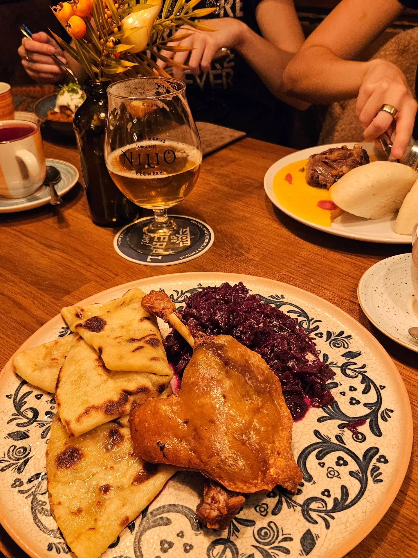 🫶 Nov&eacute; jesenn&eacute; menu v plnom pr&uacute;de! Pr&iacute;ďte na chrumkav&eacute; kačacie stehno s dom&aacute;cimi lok&scaron;ami, sviečkov&uacute; či pr&iacute;varok. K tomu v&yacute;born&eacute; pivečko či drink a m&aacute;te kr&aacute;sny