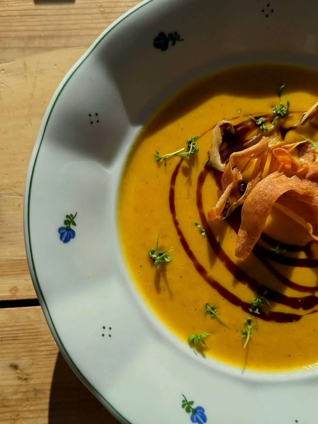 V hlavnej &uacute;lohe - Hladk&aacute; tekvicov&aacute; kr&eacute;mov&aacute; polievka, chrumkav&eacute; petržlenov&eacute; chipsy a p&aacute;r kvapiek tekvicov&eacute;ho oleja. 🧡🎃
Už ste ju ochutnali? Ak nie,tak viete kde n&aacute;s hľadať 😉 #vyh