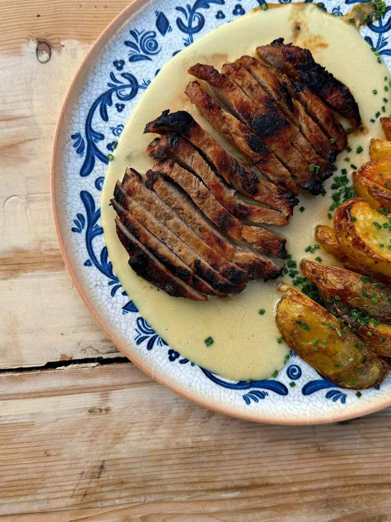 Poctiv&aacute; klasika,ktor&aacute; vonia grilom, chut&iacute; sladko-slanou kombin&aacute;ciou medu a horčice a zas&yacute;ti presne tak, ako to m&aacute;me vo Vyhni radi!

&bull; V mede marinovan&aacute; krkovička z grilu
jemn&aacute; horčicov&aacu