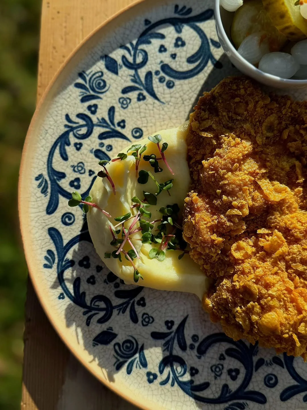 Predstavujeme V&aacute;m na&scaron;u obľ&uacute;ben&uacute; klasiku- kurac&iacute; rezeň z vykosten&yacute;ch kurac&iacute;ch stehien 🙂&zwj;↕️

🟡 chrumkav&yacute; obal
🥔 &scaron;ľahan&aacute; zemiakov&aacute; ka&scaron;a s maslom
🥒 dom&aacute;ce 