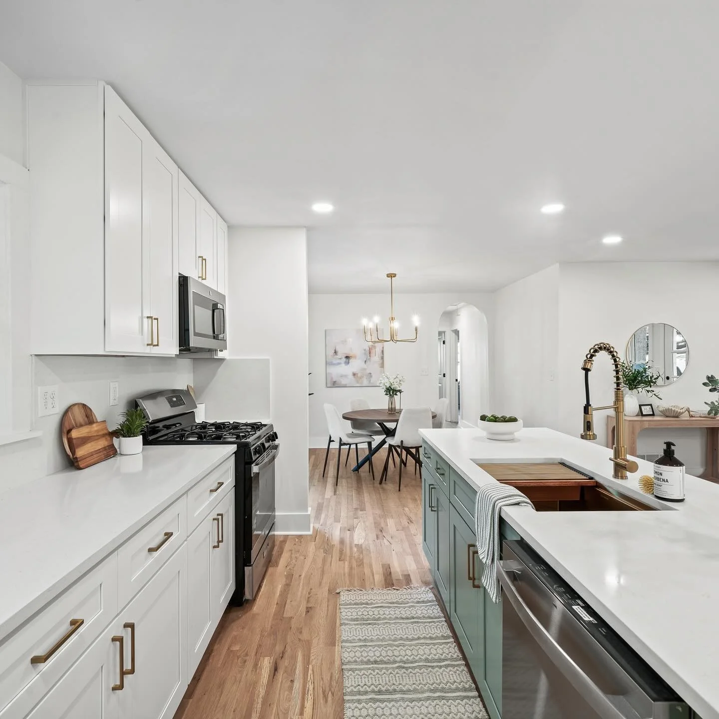 This stunning renovation was just listed for @maxrieves !  All the finishes are jaw dropping!!

3 Bed| 2 Bath 
925 Stephens St
Smyrna, GA 30080, USA