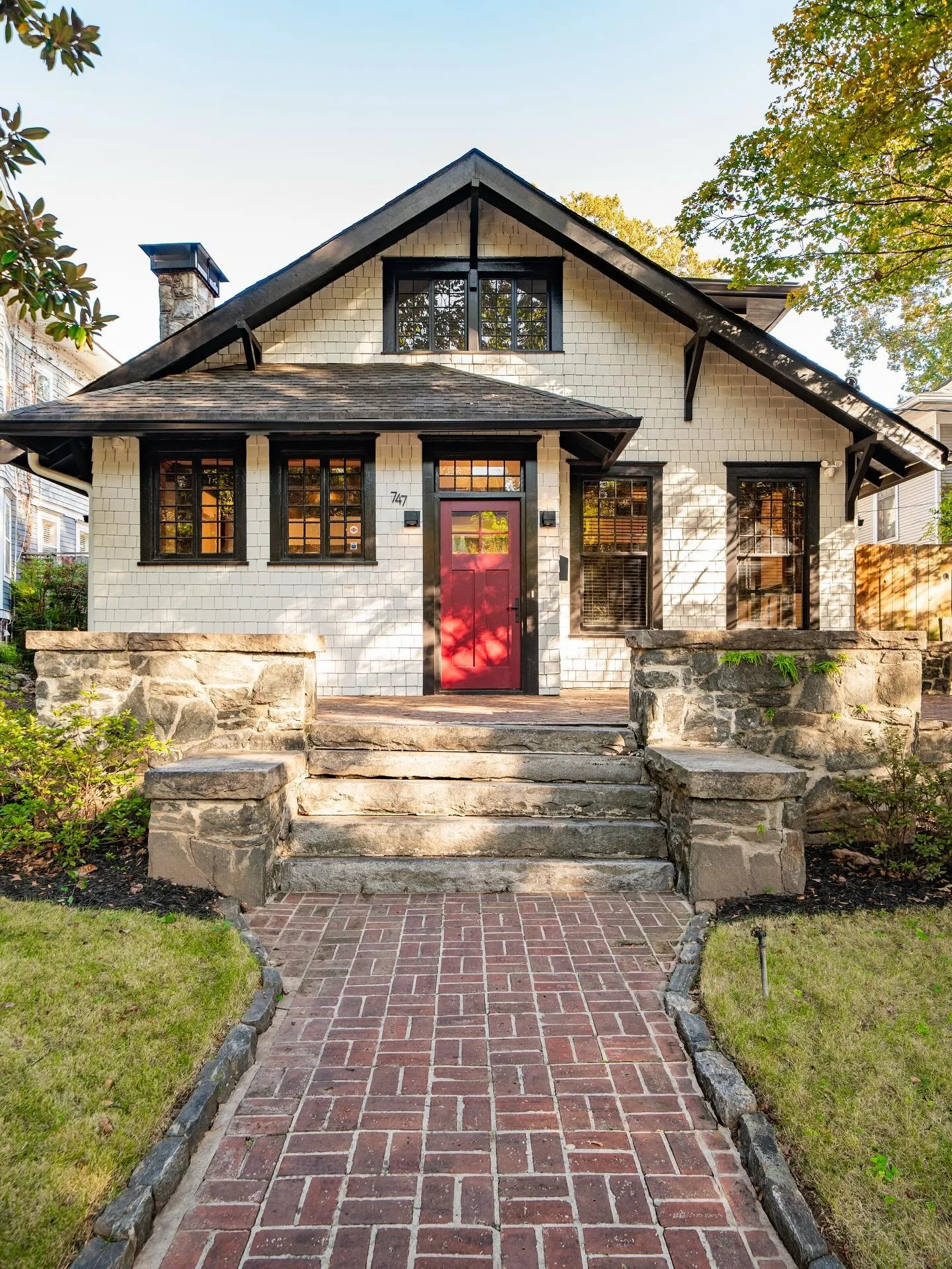 This one is a stunner on the iconic Myrtle street in downtown atlanta! 
Listed by: @thesarahlo @thesuitsteamkw