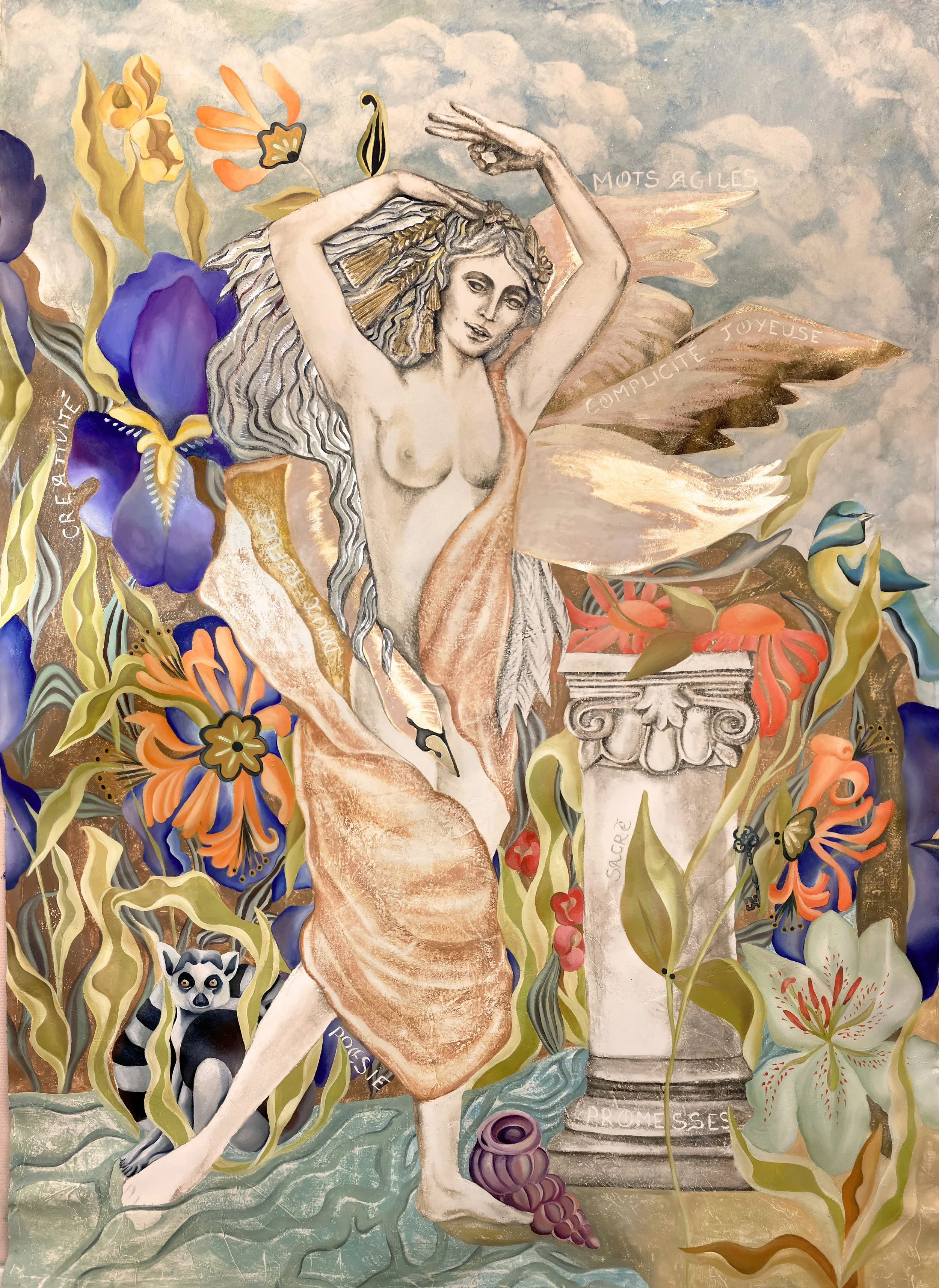 Une femme danse entourée de fleurs géantes et d'un cygne. Tout semble virevolter autour. La végétation ondule comme de petites flammes. Un lémurien, une mésange. Et une colonne sous ses ailes. Mais la femme est stable, forte, dégage de la douceur.