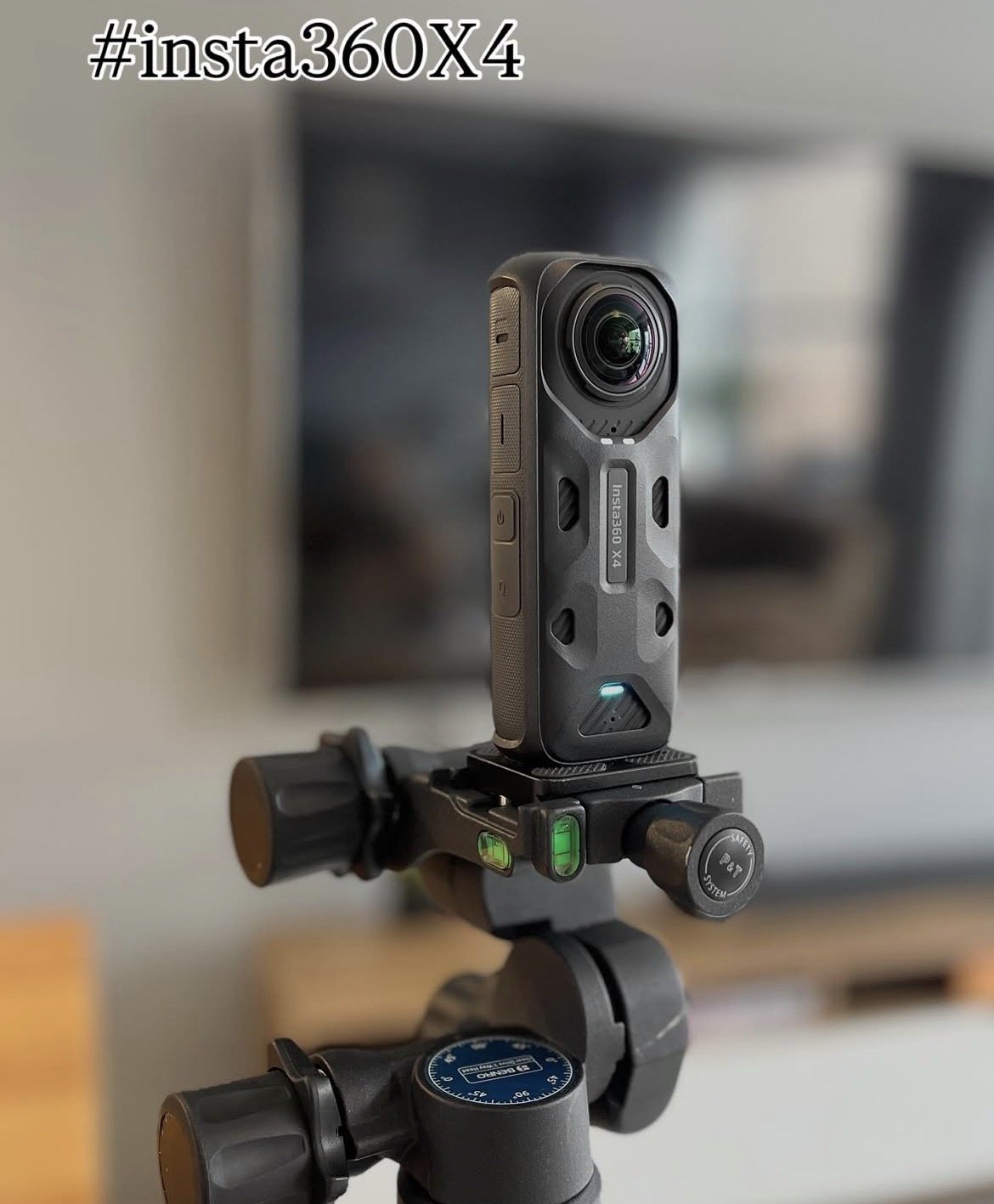 Een digitale camera op een statief staat op een betegeld pad, met herfstbladeren en struiken op de achtergrond.