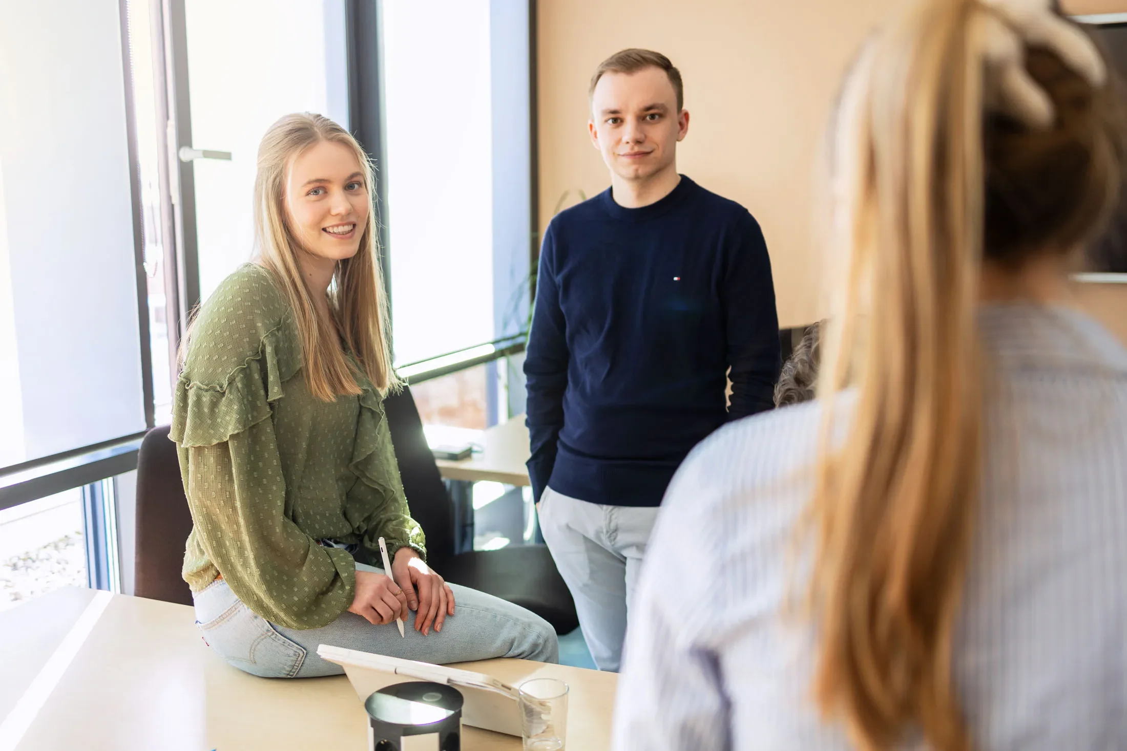 Studierende stehen zusammen und unterhalten sich über IT-Infrastruktur, Cloud und digitale Systeme.