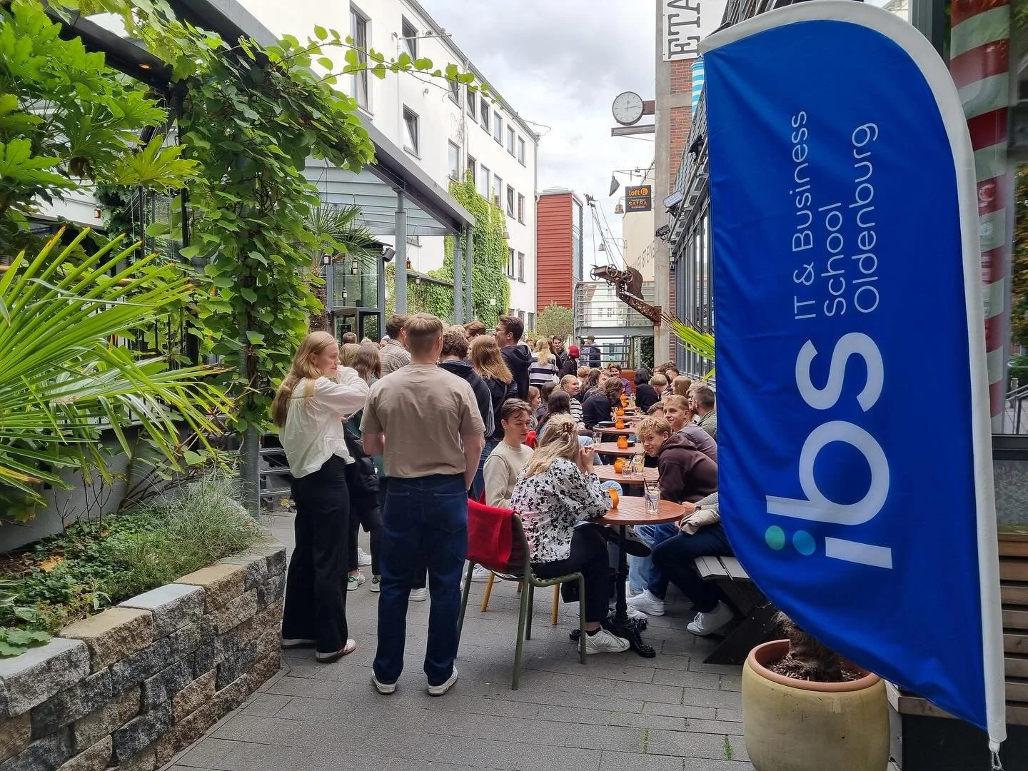 Sommerfest 2025 ✨🌞

Am 22. August haben wir das Patio Oldenburg in einen Treffpunkt f&uuml;r die ganze IBS-Community verwandelt: Studis, Alumni, Lehrende und Mitarbeitende kamen zusammen, um den Sommer zu feiern 🙌

Bei tollem Wetter gab&rsquo;s lec