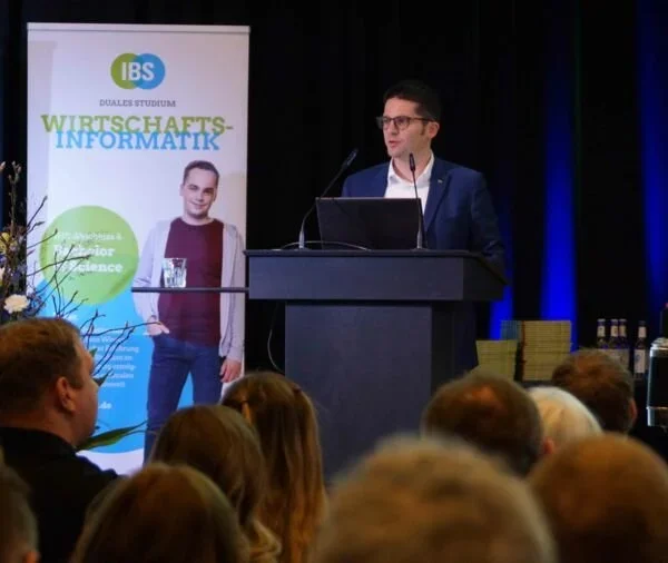 news-2025-abschlussfeier-2-ibs-oldenburg-duales-studium.webp