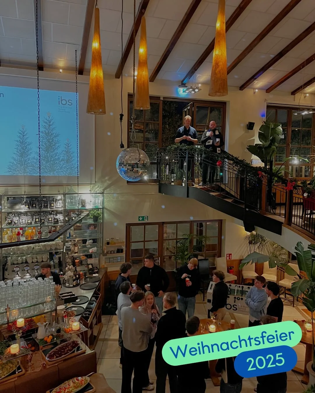 Unsere Weihnachtsfeier 2025

Fast 180 Studierende, Lehrende, Alumni und Mitarbeitende der IBS Oldenburg haben sich in der Finca &amp; Bar Celona getroffen, um das Jahr gemeinsam ausklingen zu lassen.

🍽️ Genuss und Austausch Bei gutem Essen und Getr