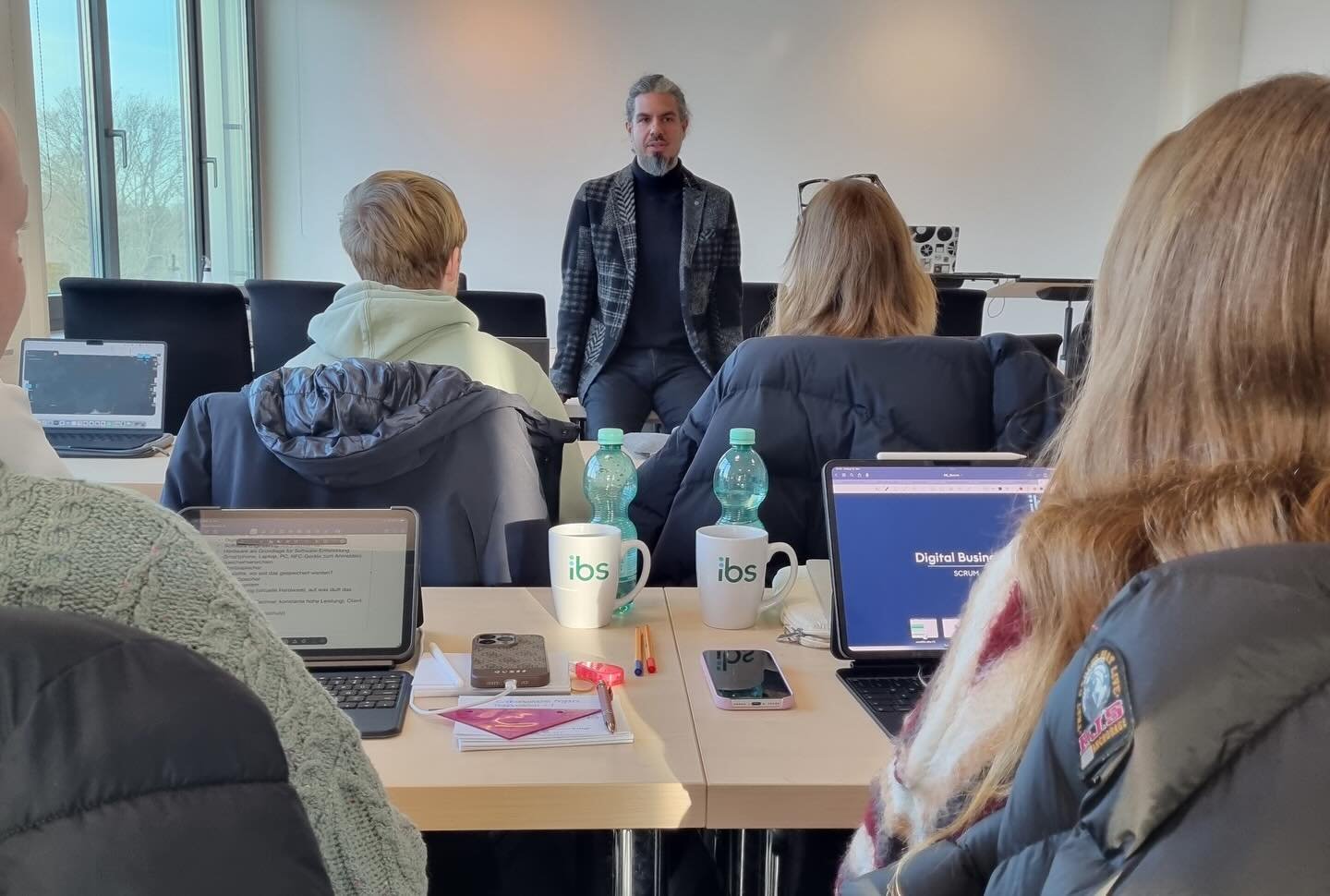 Ein gelungener Start f&uuml;r unseren neuen BWL-Schwerpunkt &bdquo;Digital Business&ldquo; 🚀

Seit Oktober finden erstmals Lehrveranstaltungen im neuen Schwerpunkt Digital Business statt. Ziel ist es, Studierende gezielt auf Aufgaben in der digital