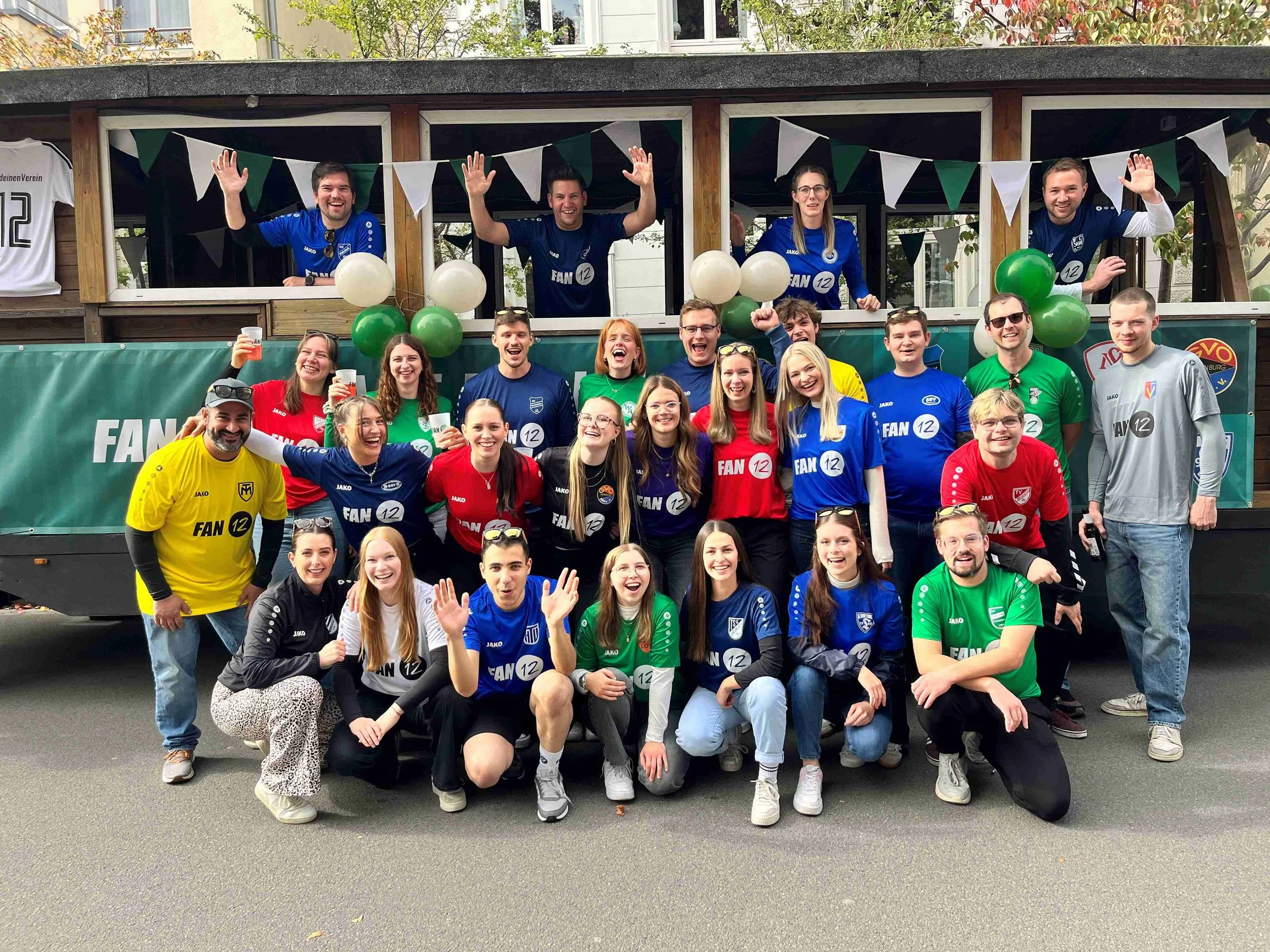 Fan12_Gruppenfoto_Kramermarktsumzug2025.jpg