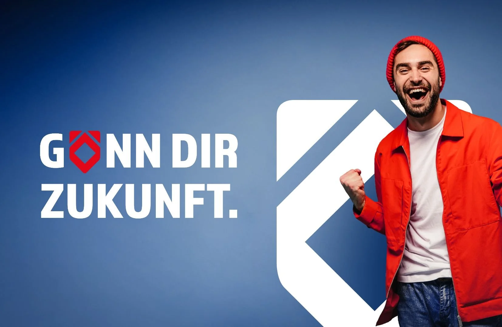 Ein Mann in roter Jacke und Mütze jubelt lachend mit geballter Faust vor blauem Hintergrund. Links steht der Slogan „GÖNN DIR ZUKUNFT.“ samt Logo.
