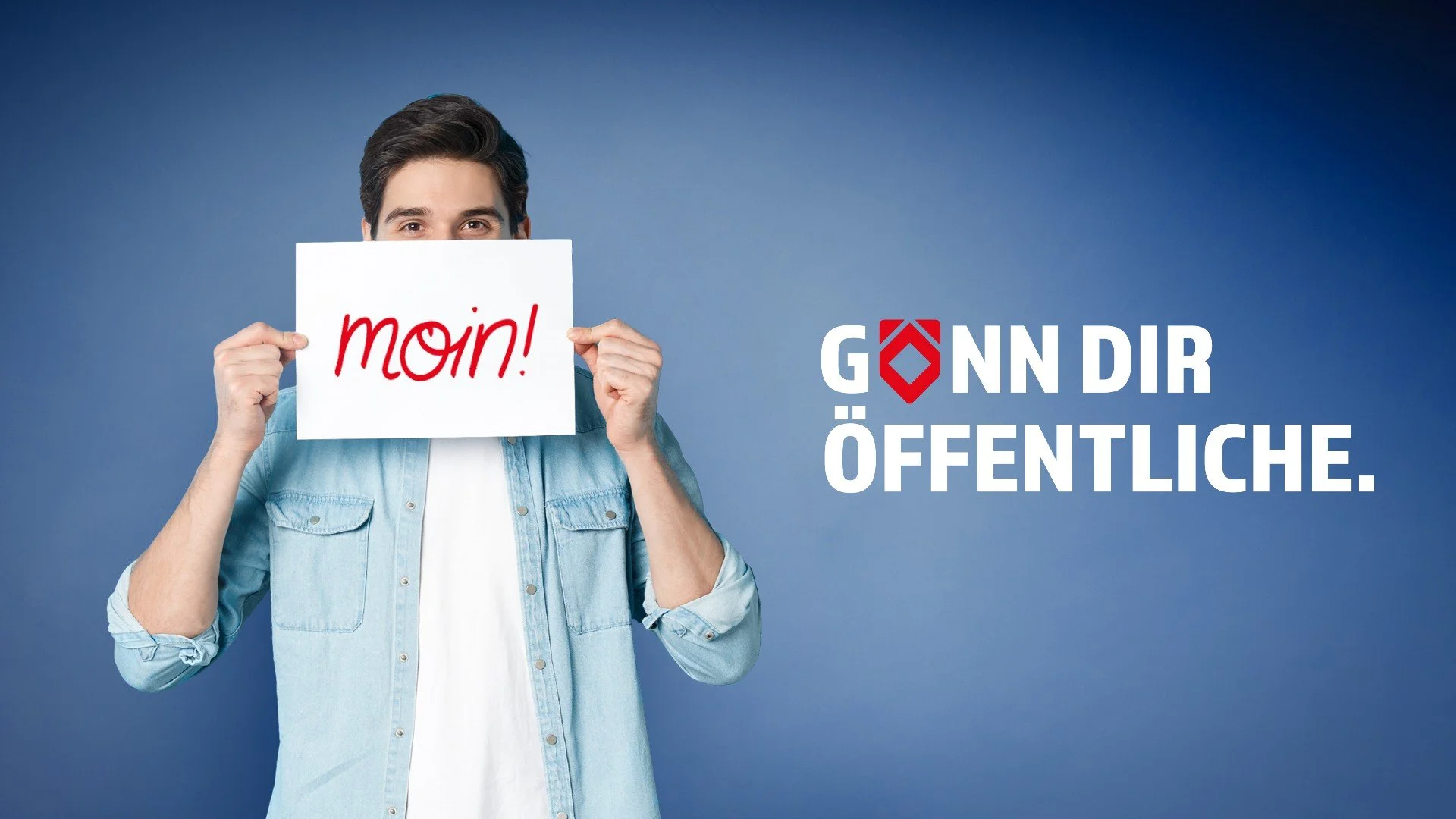 Ein Mann im Denim-Hemd hält ein Schild mit „moin!“ vor sein Gesicht. Rechts steht der Slogan „GÖNN DIR ÖFFENTLICHE.“ in Weiß auf blauem Grund. Ein „Ö“ ist als rotes Logo gestaltet.