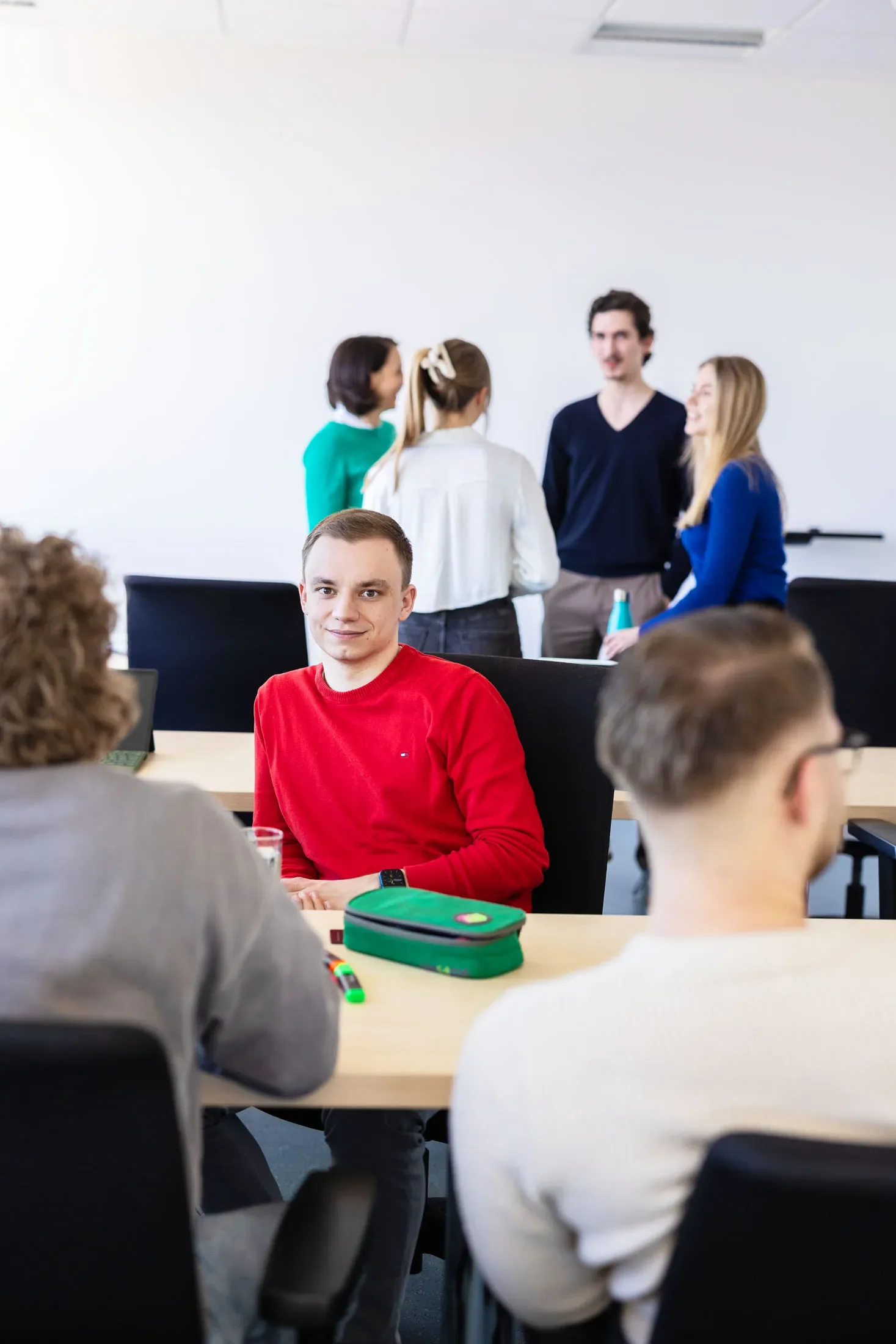 Studierende der IBS Oldenburg arbeiten gemeinsam während einer Vorlesung aus dem Schwerpunkt Industrie und E-Commerce.