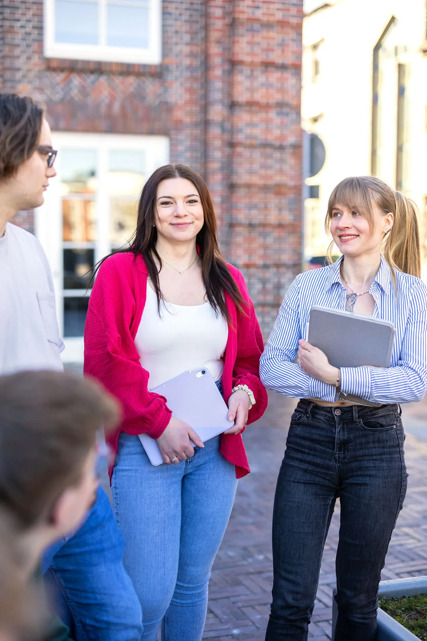 Studierende stehen zusammen und unterhalten sich über Ki-Systeme und Softwareentwicklung.