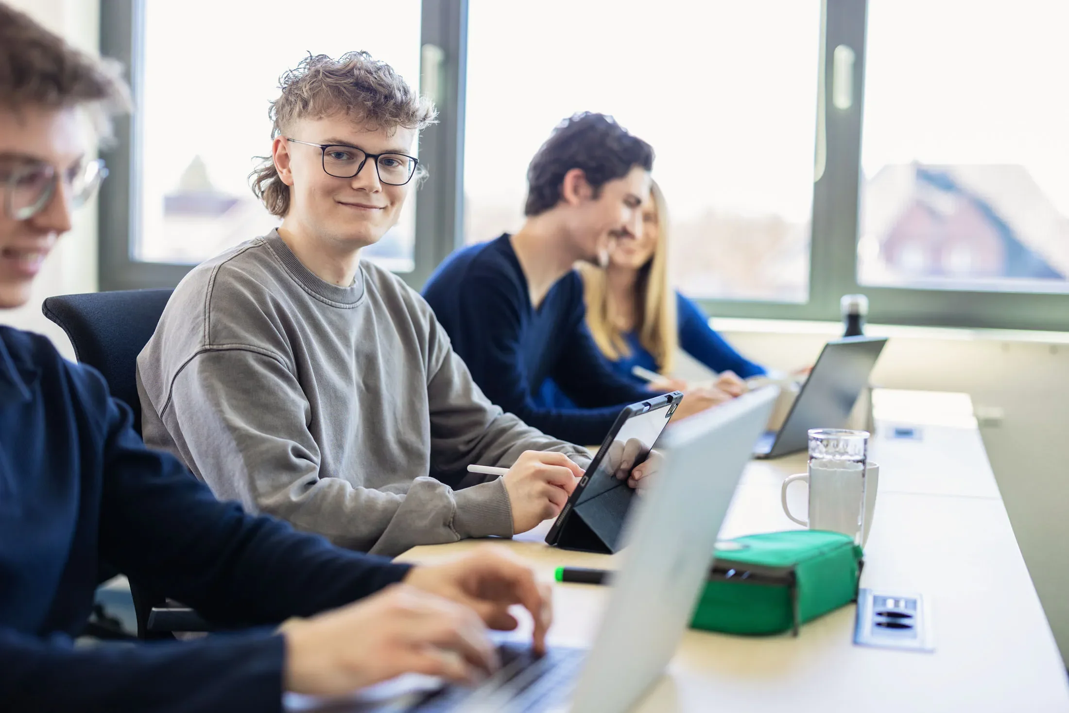 Studierende der IBS Oldenburg arbeiten gemeinsam während einer Vorlesung zum Schwerpunkt Handel & E-Commerce