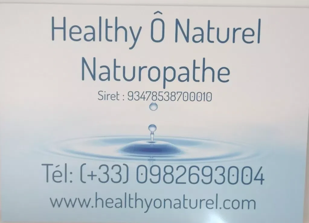 Carte de visite pour un naturopathe intitulée 'Healthy Ô Naturel Naturopathe' avec un logo d'une goutte d'eau et un symbole d'eau en arrière-plan, contenant un numéro de téléphone, un site web et un numéro SIRET.