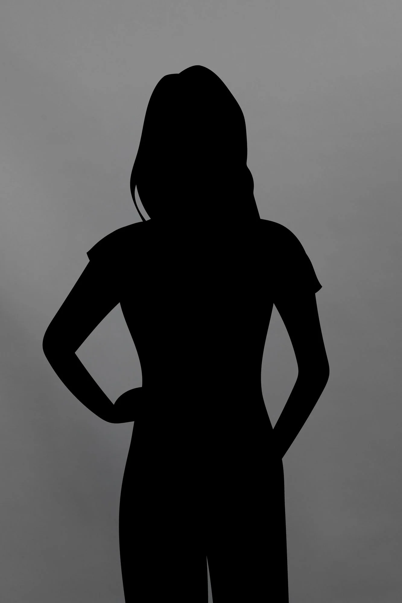 Silhouette einer Frau mit Hand in der Hüfte vor grau-hellgrauem Hintergrund.