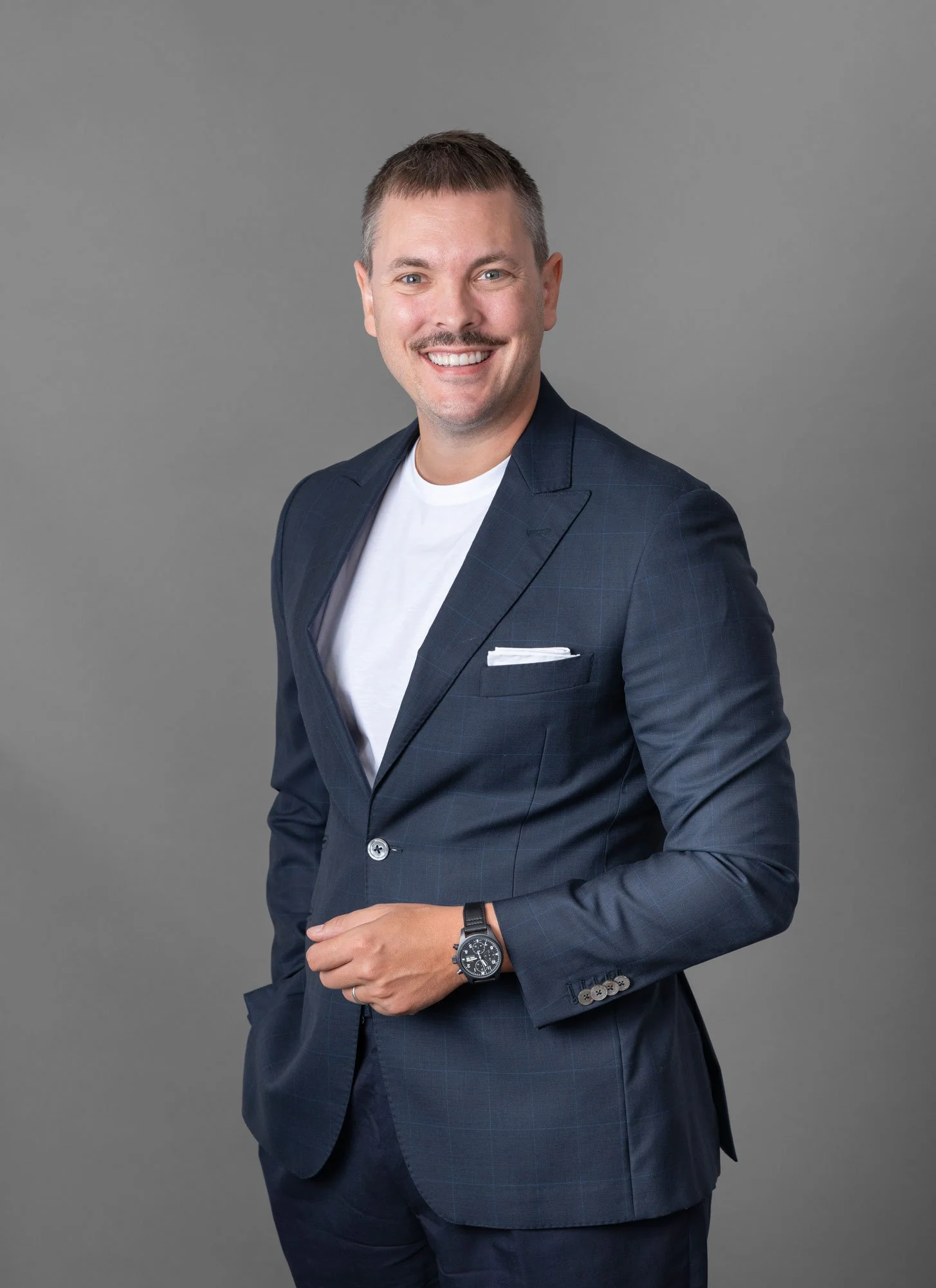 Brian Hemmi, Fundraising-Berater und Experte lächelt in die sympathisch in die Kamera